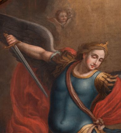 Zdjęcie nr 5: Obraz w kształcie stojącego prostokąta z dolną krawędzią wygiętą częściowo w łuk, zwieńczony łukiem nadwieszonym z uskokiem w profilowanej, złoconej ramie z przedstawieniem Michała Archanioła walczącego z szatanem ukazanym pod postacią ciemnobrązowego potwora o cechach ludzkich. W centrum kompozycji archanioł w momencie ataku unosi się powyżej szatana na rozpostartych skrzydłach. W prawej ręce trzyma skierowany ostrzem w stronę diabła miecz, w lewej łańcuch, którym ten jest spętany. Archanioł ma małą, owalną głowę z półprzymkniętymi oczami i wąskim nosem, jasne, falowane włosy rozwiewają się do tyłu. Jest ubrany w strój żołnierza rzymskiego: niebieski pancerz z naramiennikami założony na jasną tunikę i sandały wiązane pod kolanami; przepasany jest biegnącą ukośnie ciemnoróżową szarfą związaną na kokardę na lewym biodrze i przechodzącą pod lewym udem. Czerwony płaszcz zarzucony na lewe ramię rozwiewa się dynamicznymi fałdami po jego prawej stronie. W dolnej partii obrazu szatan zobrazowany został jako brązowy podobny do człowieka stwór, z lewą ręką przyciśniętą do twarzy i prawą odwiedzioną w bok. Wokół niego strzelają w górę płomienie. Tło utrzymane w ciepłej tonacji, wypełniające je brunatne chmury rozjaśniają się ku górze, gdzie unoszą się trzy główki anielskie. 