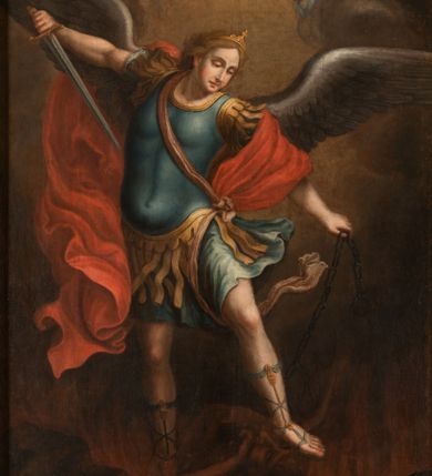 Zdjęcie nr 1: Obraz w kształcie stojącego prostokąta z dolną krawędzią wygiętą częściowo w łuk, zwieńczony łukiem nadwieszonym z uskokiem w profilowanej, złoconej ramie z przedstawieniem Michała Archanioła walczącego z szatanem ukazanym pod postacią ciemnobrązowego potwora o cechach ludzkich. W centrum kompozycji archanioł w momencie ataku unosi się powyżej szatana na rozpostartych skrzydłach. W prawej ręce trzyma skierowany ostrzem w stronę diabła miecz, w lewej łańcuch, którym ten jest spętany. Archanioł ma małą, owalną głowę z półprzymkniętymi oczami i wąskim nosem, jasne, falowane włosy rozwiewają się do tyłu. Jest ubrany w strój żołnierza rzymskiego: niebieski pancerz z naramiennikami założony na jasną tunikę i sandały wiązane pod kolanami; przepasany jest biegnącą ukośnie ciemnoróżową szarfą związaną na kokardę na lewym biodrze i przechodzącą pod lewym udem. Czerwony płaszcz zarzucony na lewe ramię rozwiewa się dynamicznymi fałdami po jego prawej stronie. W dolnej partii obrazu szatan zobrazowany został jako brązowy podobny do człowieka stwór, z lewą ręką przyciśniętą do twarzy i prawą odwiedzioną w bok. Wokół niego strzelają w górę płomienie. Tło utrzymane w ciepłej tonacji, wypełniające je brunatne chmury rozjaśniają się ku górze, gdzie unoszą się trzy główki anielskie. 