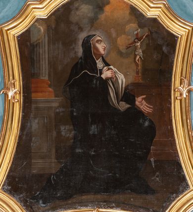 Zdjęcie nr 3: Obraz w formie stojącego prostokąta o wklęsłych bokach i narożach zamkniętego łukiem nadwieszonym. W centrum postać klęczącej na jednym kolanie św. Moniki, zwróconej profilem w prawo. Prawą dłoń składa na piersi, dociskając białą tkaninę, lewą wyciąga przed siebie. Ma szczupłą twarz o dojrzałych rysach. Jest ubrana w czarny habit i welon oraz podwikę. Święta klęczy przed krucyfiksem ustawionym na widocznym fragmencie blatu. W lewej części obrazu fragment kolumny na cokole. Tło tworzy niebo pokryte kłębiastymi obłokami. Kolorystyka obrazu ciemna, ciepła. 