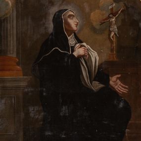 Zdjęcie nr 1: Obraz w formie stojącego prostokąta o wklęsłych bokach i narożach zamkniętego łukiem nadwieszonym. W centrum postać klęczącej na jednym kolanie św. Moniki, zwróconej profilem w prawo. Prawą dłoń składa na piersi, dociskając białą tkaninę, lewą wyciąga przed siebie. Ma szczupłą twarz o dojrzałych rysach. Jest ubrana w czarny habit i welon oraz podwikę. Święta klęczy przed krucyfiksem ustawionym na widocznym fragmencie blatu. W lewej części obrazu fragment kolumny na cokole. Tło tworzy niebo pokryte kłębiastymi obłokami. Kolorystyka obrazu ciemna, ciepła. 