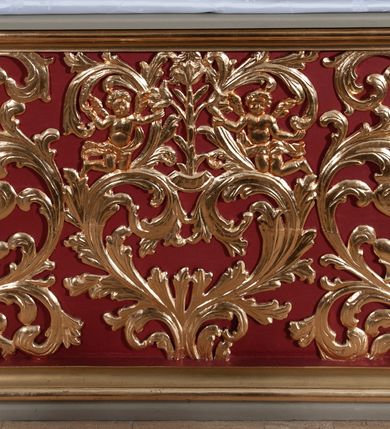 Zdjęcie nr 7: Nastawa ołtarzowa jednoosiowa, jednokondygnacyjna ze zwieńczeniem, na podwójnym cokole. Mensa ołtarzowa drewniana, prostopadłościenna. Antepedium w formie leżącego prostokąta w profilowanej ramie. Pole dekorowane rzeźbionym akantem o układzie symetrycznym względem osi środkowej, z elementami muszli oraz parą puttów po dwóch stronach centralnie ustawionej łodygi z kwiatem. Tabernakulum w formie prostopadłościanu zamkniętego gzymsem. Drzwiczki w kształcie stojącego prostokąta zamkniętego łukiem nadwieszonym w profilowanej ramie z płaskorzeźbionym przedstawieniem zmartwychwstałego Chrystusa; ujęte płyciną, dekorowaną w przyłuczach polami z akantem. Chrystus został ukazany w całej postaci, lewą ręka przytrzymując krzyż, prawą wskazuje ranę w boku. Przy jego prawej nodze stoi kielich. Pierwsza kondygnacja nastawy ujęta dwiema parami kolumn o kapitelach kompozytowych i kanelowanych trzonach o kwadratowym przekroju, ustawionych przed pilastrami; wewnętrzna para ustawiona skośnie względem lica ołtarza. Podpory dźwigają pełne belkowanie wyłamane na ich osi, przerwane nad polem środkowym; wewnętrzna para podtrzymuje imposty oraz przerwany, esowaty przyczółek z siedzącymi przed nim, na gzymsie, figurami aniołów w długich sukniach. Pole środkowe kondygnacji w formie stojącego prostokąta zamkniętego łukiem półkolistym nadwieszonym z wnęką z figurą Chrystusa Ukrzyżowanego na malowanym tle z Jerozolimą i postacią św. Marii Magdaleny. Zwieńczenie w formie bardzo rozbudowanej glorii promienistej, o naprzemiennie długich i krótkich wiązkach promieni; z płaskorzeźbionym mandylionem podtrzymywanym u spodu i po bokach przez trzy putta. Chustę św. Weroniki od góry i od dołu ujmują skłębione obłoki, między którymi widoczne główki anielskie. 
Oba cokoły dekorowane płycinami: w partii dolnego cokołu wypełnionymi ciemnoróżową marmoryzacją, w partii górnego ornamentem akantowym, mniejsze płyciny w partii fryzu. Struktura polichromowana na kolor jasnoszary, pola płycin i profilowania czerwone; kolumny, gloria, ornamentyka i profilowania złocone; chusta i obłoki srebrzone.
