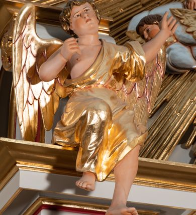 Zdjęcie nr 8: Nastawa ołtarzowa jednoosiowa, jednokondygnacyjna ze zwieńczeniem, na podwójnym cokole. Mensa ołtarzowa drewniana, prostopadłościenna. Antepedium w formie leżącego prostokąta w profilowanej ramie. Pole dekorowane rzeźbionym akantem o układzie symetrycznym względem osi środkowej, z elementami muszli oraz parą puttów po dwóch stronach centralnie ustawionej łodygi z kwiatem. Tabernakulum w formie prostopadłościanu zamkniętego gzymsem. Drzwiczki w kształcie stojącego prostokąta zamkniętego łukiem nadwieszonym w profilowanej ramie z płaskorzeźbionym przedstawieniem zmartwychwstałego Chrystusa; ujęte płyciną, dekorowaną w przyłuczach polami z akantem. Chrystus został ukazany w całej postaci, lewą ręka przytrzymując krzyż, prawą wskazuje ranę w boku. Przy jego prawej nodze stoi kielich. Pierwsza kondygnacja nastawy ujęta dwiema parami kolumn o kapitelach kompozytowych i kanelowanych trzonach o kwadratowym przekroju, ustawionych przed pilastrami; wewnętrzna para ustawiona skośnie względem lica ołtarza. Podpory dźwigają pełne belkowanie wyłamane na ich osi, przerwane nad polem środkowym; wewnętrzna para podtrzymuje imposty oraz przerwany, esowaty przyczółek z siedzącymi przed nim, na gzymsie, figurami aniołów w długich sukniach. Pole środkowe kondygnacji w formie stojącego prostokąta zamkniętego łukiem półkolistym nadwieszonym z wnęką z figurą Chrystusa Ukrzyżowanego na malowanym tle z Jerozolimą i postacią św. Marii Magdaleny. Zwieńczenie w formie bardzo rozbudowanej glorii promienistej, o naprzemiennie długich i krótkich wiązkach promieni; z płaskorzeźbionym mandylionem podtrzymywanym u spodu i po bokach przez trzy putta. Chustę św. Weroniki od góry i od dołu ujmują skłębione obłoki, między którymi widoczne główki anielskie. 
Oba cokoły dekorowane płycinami: w partii dolnego cokołu wypełnionymi ciemnoróżową marmoryzacją, w partii górnego ornamentem akantowym, mniejsze płyciny w partii fryzu. Struktura polichromowana na kolor jasnoszary, pola płycin i profilowania czerwone; kolumny, gloria, ornamentyka i profilowania złocone; chusta i obłoki srebrzone.
