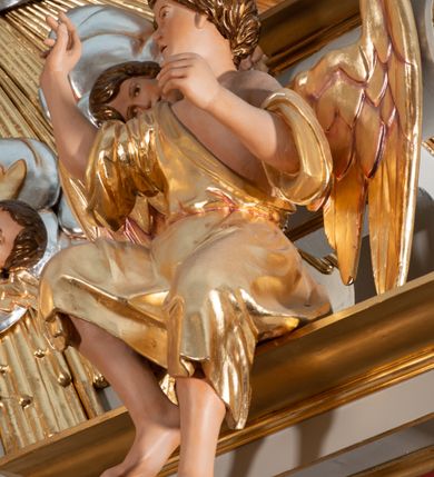 Zdjęcie nr 15: Nastawa ołtarzowa jednoosiowa, jednokondygnacyjna ze zwieńczeniem, na podwójnym cokole. Mensa ołtarzowa drewniana, prostopadłościenna. Antepedium w formie leżącego prostokąta w profilowanej ramie. Pole dekorowane rzeźbionym akantem o układzie symetrycznym względem osi środkowej, z elementami muszli oraz parą puttów po dwóch stronach centralnie ustawionej łodygi z kwiatem. Tabernakulum w formie prostopadłościanu zamkniętego gzymsem. Drzwiczki w kształcie stojącego prostokąta zamkniętego łukiem nadwieszonym w profilowanej ramie z płaskorzeźbionym przedstawieniem zmartwychwstałego Chrystusa; ujęte płyciną, dekorowaną w przyłuczach polami z akantem. Chrystus został ukazany w całej postaci, lewą ręka przytrzymując krzyż, prawą wskazuje ranę w boku. Przy jego prawej nodze stoi kielich. Pierwsza kondygnacja nastawy ujęta dwiema parami kolumn o kapitelach kompozytowych i kanelowanych trzonach o kwadratowym przekroju, ustawionych przed pilastrami; wewnętrzna para ustawiona skośnie względem lica ołtarza. Podpory dźwigają pełne belkowanie wyłamane na ich osi, przerwane nad polem środkowym; wewnętrzna para podtrzymuje imposty oraz przerwany, esowaty przyczółek z siedzącymi przed nim, na gzymsie, figurami aniołów w długich sukniach. Pole środkowe kondygnacji w formie stojącego prostokąta zamkniętego łukiem półkolistym nadwieszonym z wnęką z figurą Chrystusa Ukrzyżowanego na malowanym tle z Jerozolimą i postacią św. Marii Magdaleny. Zwieńczenie w formie bardzo rozbudowanej glorii promienistej, o naprzemiennie długich i krótkich wiązkach promieni; z płaskorzeźbionym mandylionem podtrzymywanym u spodu i po bokach przez trzy putta. Chustę św. Weroniki od góry i od dołu ujmują skłębione obłoki, między którymi widoczne główki anielskie. 
Oba cokoły dekorowane płycinami: w partii dolnego cokołu wypełnionymi ciemnoróżową marmoryzacją, w partii górnego ornamentem akantowym, mniejsze płyciny w partii fryzu. Struktura polichromowana na kolor jasnoszary, pola płycin i profilowania czerwone; kolumny, gloria, ornamentyka i profilowania złocone; chusta i obłoki srebrzone.
