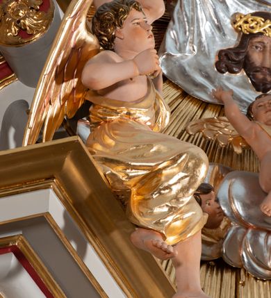 Zdjęcie nr 17: Nastawa ołtarzowa jednoosiowa, jednokondygnacyjna ze zwieńczeniem, na podwójnym cokole. Mensa ołtarzowa drewniana, prostopadłościenna. Antepedium w formie leżącego prostokąta w profilowanej ramie. Pole dekorowane rzeźbionym akantem o układzie symetrycznym względem osi środkowej, z elementami muszli oraz parą puttów po dwóch stronach centralnie ustawionej łodygi z kwiatem. Tabernakulum w formie prostopadłościanu zamkniętego gzymsem. Drzwiczki w kształcie stojącego prostokąta zamkniętego łukiem nadwieszonym w profilowanej ramie z płaskorzeźbionym przedstawieniem zmartwychwstałego Chrystusa; ujęte płyciną, dekorowaną w przyłuczach polami z akantem. Chrystus został ukazany w całej postaci, lewą ręka przytrzymując krzyż, prawą wskazuje ranę w boku. Przy jego prawej nodze stoi kielich. Pierwsza kondygnacja nastawy ujęta dwiema parami kolumn o kapitelach kompozytowych i kanelowanych trzonach o kwadratowym przekroju, ustawionych przed pilastrami; wewnętrzna para ustawiona skośnie względem lica ołtarza. Podpory dźwigają pełne belkowanie wyłamane na ich osi, przerwane nad polem środkowym; wewnętrzna para podtrzymuje imposty oraz przerwany, esowaty przyczółek z siedzącymi przed nim, na gzymsie, figurami aniołów w długich sukniach. Pole środkowe kondygnacji w formie stojącego prostokąta zamkniętego łukiem półkolistym nadwieszonym z wnęką z figurą Chrystusa Ukrzyżowanego na malowanym tle z Jerozolimą i postacią św. Marii Magdaleny. Zwieńczenie w formie bardzo rozbudowanej glorii promienistej, o naprzemiennie długich i krótkich wiązkach promieni; z płaskorzeźbionym mandylionem podtrzymywanym u spodu i po bokach przez trzy putta. Chustę św. Weroniki od góry i od dołu ujmują skłębione obłoki, między którymi widoczne główki anielskie. 
Oba cokoły dekorowane płycinami: w partii dolnego cokołu wypełnionymi ciemnoróżową marmoryzacją, w partii górnego ornamentem akantowym, mniejsze płyciny w partii fryzu. Struktura polichromowana na kolor jasnoszary, pola płycin i profilowania czerwone; kolumny, gloria, ornamentyka i profilowania złocone; chusta i obłoki srebrzone.
