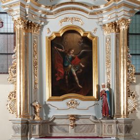 Zdjęcie nr 1: Nastawa ołtarzowa jednoosiowa, jednokondygnacyjna ze zwieńczeniem, na podwójnym cokole. Mensa drewniana, sarkofagowa. W polu antepedium stylizowane elementy rocaille’owe ujęte ornamentem roślinnym. Kondygnacja nastawy flankowana pilastrami oraz stojącą przed nimi parą kolumn o kapitelach kompozytowych. Cokoły kolumn profilowane, ustawione skośnie względem lica. Podpory dźwigają pełne belkowanie o wklęsłej linii, wyłamane na ich osiach, połączone nad polem środkowym gzymsem wygiętym w łuk oraz fragmenty przerwanego przyczółka z klęczącą parą adorujących aniołów. W polu środkowym obraz z przedstawieniem św. Michała Archanioła ujęty profilowaną ramą w formie stojącego prostokąta z dolną krawędzią wyniesioną w łuk i zamkniętego łukiem nadwieszonym z uskokiem. Na cokołach, obok kolumn, po lewej stronie wazon z kwiatami, po prawej święta niewiasta (św. Anna?). Kondygnacja ujęta ażurowymi uszami utworzonymi z rocaille’ów, kratki regencyjnej oraz rozwiniętych kwiatów. Zwieńczenie w formie zbliżonej do stojącego prostokąta o wklęsłych bokach zwężających się ku górze z uszakami, zamknięte falistym gzymsem. W polu obraz z przedstawieniem św. Hieronima w profilowanej ramie w formie stojącego prostokąta o wklęsłych bokach i dolnych narożach rozszerzającego się ku dołowi, zamkniętego łukiem nadwieszonym z uskokami. Cokoły nastawy dekorowane płycinami o fantazyjnym zarysie oraz w formie leżących prostokątów. Trzony pilastrów zdobione płycinami; wewnętrzna para wypełniona rocaille’em. Pole główne, zwieńczenie oraz uszaki dekorowane elementami rocaille’owymi. Zwieńczenie ujęte roślinnymi festonami. Struktura polichromowana na biało; cokoły, ołtarz i predella marmoryzowane w kolorze beżowym; kolumny, ornamentyka i profile złocone i srebrzone.