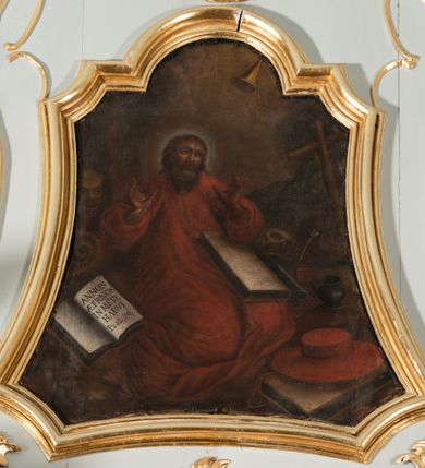 Zdjęcie nr 7: Nastawa ołtarzowa jednoosiowa, jednokondygnacyjna ze zwieńczeniem, na podwójnym cokole. Mensa drewniana, sarkofagowa. W polu antepedium stylizowane elementy rocaille’owe ujęte ornamentem roślinnym. Kondygnacja nastawy flankowana pilastrami oraz stojącą przed nimi parą kolumn o kapitelach kompozytowych. Cokoły kolumn profilowane, ustawione skośnie względem lica. Podpory dźwigają pełne belkowanie o wklęsłej linii, wyłamane na ich osiach, połączone nad polem środkowym gzymsem wygiętym w łuk oraz fragmenty przerwanego przyczółka z klęczącą parą adorujących aniołów. W polu środkowym obraz z przedstawieniem św. Michała Archanioła ujęty profilowaną ramą w formie stojącego prostokąta z dolną krawędzią wyniesioną w łuk i zamkniętego łukiem nadwieszonym z uskokiem. Na cokołach, obok kolumn, po lewej stronie wazon z kwiatami, po prawej święta niewiasta (św. Anna?). Kondygnacja ujęta ażurowymi uszami utworzonymi z rocaille’ów, kratki regencyjnej oraz rozwiniętych kwiatów. Zwieńczenie w formie zbliżonej do stojącego prostokąta o wklęsłych bokach zwężających się ku górze z uszakami, zamknięte falistym gzymsem. W polu obraz z przedstawieniem św. Hieronima w profilowanej ramie w formie stojącego prostokąta o wklęsłych bokach i dolnych narożach rozszerzającego się ku dołowi, zamkniętego łukiem nadwieszonym z uskokami. Cokoły nastawy dekorowane płycinami o fantazyjnym zarysie oraz w formie leżących prostokątów. Trzony pilastrów zdobione płycinami; wewnętrzna para wypełniona rocaille’em. Pole główne, zwieńczenie oraz uszaki dekorowane elementami rocaille’owymi. Zwieńczenie ujęte roślinnymi festonami. Struktura polichromowana na biało; cokoły, ołtarz i predella marmoryzowane w kolorze beżowym; kolumny, ornamentyka i profile złocone i srebrzone.