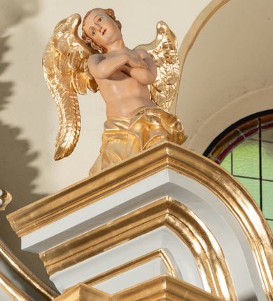 Zdjęcie nr 10: Nastawa ołtarzowa jednoosiowa, jednokondygnacyjna ze zwieńczeniem, na podwójnym cokole. Mensa drewniana, sarkofagowa. W polu antepedium stylizowane elementy rocaille’owe ujęte ornamentem roślinnym. Kondygnacja nastawy flankowana pilastrami oraz stojącą przed nimi parą kolumn o kapitelach kompozytowych. Cokoły kolumn profilowane, ustawione skośnie względem lica. Podpory dźwigają pełne belkowanie o wklęsłej linii, wyłamane na ich osiach, połączone nad polem środkowym gzymsem wygiętym w łuk oraz fragmenty przerwanego przyczółka z klęczącą parą adorujących aniołów. W polu środkowym obraz z przedstawieniem św. Michała Archanioła ujęty profilowaną ramą w formie stojącego prostokąta z dolną krawędzią wyniesioną w łuk i zamkniętego łukiem nadwieszonym z uskokiem. Na cokołach, obok kolumn, po lewej stronie wazon z kwiatami, po prawej święta niewiasta (św. Anna?). Kondygnacja ujęta ażurowymi uszami utworzonymi z rocaille’ów, kratki regencyjnej oraz rozwiniętych kwiatów. Zwieńczenie w formie zbliżonej do stojącego prostokąta o wklęsłych bokach zwężających się ku górze z uszakami, zamknięte falistym gzymsem. W polu obraz z przedstawieniem św. Hieronima w profilowanej ramie w formie stojącego prostokąta o wklęsłych bokach i dolnych narożach rozszerzającego się ku dołowi, zamkniętego łukiem nadwieszonym z uskokami. Cokoły nastawy dekorowane płycinami o fantazyjnym zarysie oraz w formie leżących prostokątów. Trzony pilastrów zdobione płycinami; wewnętrzna para wypełniona rocaille’em. Pole główne, zwieńczenie oraz uszaki dekorowane elementami rocaille’owymi. Zwieńczenie ujęte roślinnymi festonami. Struktura polichromowana na biało; cokoły, ołtarz i predella marmoryzowane w kolorze beżowym; kolumny, ornamentyka i profile złocone i srebrzone.