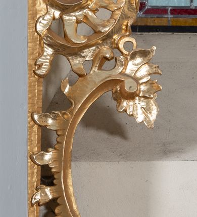 Zdjęcie nr 13: Nastawa ołtarzowa jednoosiowa, jednokondygnacyjna ze zwieńczeniem, na podwójnym cokole. Mensa drewniana, sarkofagowa. W polu antepedium stylizowane elementy rocaille’owe ujęte ornamentem roślinnym. Kondygnacja nastawy flankowana pilastrami oraz stojącą przed nimi parą kolumn o kapitelach kompozytowych. Cokoły kolumn profilowane, ustawione skośnie względem lica. Podpory dźwigają pełne belkowanie o wklęsłej linii, wyłamane na ich osiach, połączone nad polem środkowym gzymsem wygiętym w łuk oraz fragmenty przerwanego przyczółka z klęczącą parą adorujących aniołów. W polu środkowym obraz z przedstawieniem św. Michała Archanioła ujęty profilowaną ramą w formie stojącego prostokąta z dolną krawędzią wyniesioną w łuk i zamkniętego łukiem nadwieszonym z uskokiem. Na cokołach, obok kolumn, po lewej stronie wazon z kwiatami, po prawej święta niewiasta (św. Anna?). Kondygnacja ujęta ażurowymi uszami utworzonymi z rocaille’ów, kratki regencyjnej oraz rozwiniętych kwiatów. Zwieńczenie w formie zbliżonej do stojącego prostokąta o wklęsłych bokach zwężających się ku górze z uszakami, zamknięte falistym gzymsem. W polu obraz z przedstawieniem św. Hieronima w profilowanej ramie w formie stojącego prostokąta o wklęsłych bokach i dolnych narożach rozszerzającego się ku dołowi, zamkniętego łukiem nadwieszonym z uskokami. Cokoły nastawy dekorowane płycinami o fantazyjnym zarysie oraz w formie leżących prostokątów. Trzony pilastrów zdobione płycinami; wewnętrzna para wypełniona rocaille’em. Pole główne, zwieńczenie oraz uszaki dekorowane elementami rocaille’owymi. Zwieńczenie ujęte roślinnymi festonami. Struktura polichromowana na biało; cokoły, ołtarz i predella marmoryzowane w kolorze beżowym; kolumny, ornamentyka i profile złocone i srebrzone.