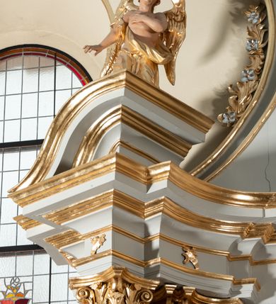 Zdjęcie nr 11: Nastawa ołtarzowa jednoosiowa, jednokondygnacyjna ze zwieńczeniem, na podwójnym cokole. Mensa drewniana, sarkofagowa. W polu antepedium stylizowane elementy rocaille’owe ujęte ornamentem roślinnym. Kondygnacja nastawy flankowana pilastrami oraz stojącą przed nimi parą kolumn o kapitelach kompozytowych. Cokoły kolumn profilowane, ustawione skośnie względem lica. Podpory dźwigają pełne belkowanie o wklęsłej linii, wyłamane na ich osiach, połączone nad polem środkowym gzymsem wygiętym w łuk oraz fragmenty przerwanego przyczółka z klęczącą parą adorujących aniołów. W polu środkowym obraz z przedstawieniem św. Michała Archanioła ujęty profilowaną ramą w formie stojącego prostokąta z dolną krawędzią wyniesioną w łuk i zamkniętego łukiem nadwieszonym z uskokiem. Na cokołach, obok kolumn, po lewej stronie wazon z kwiatami, po prawej święta niewiasta (św. Anna?). Kondygnacja ujęta ażurowymi uszami utworzonymi z rocaille’ów, kratki regencyjnej oraz rozwiniętych kwiatów. Zwieńczenie w formie zbliżonej do stojącego prostokąta o wklęsłych bokach zwężających się ku górze z uszakami, zamknięte falistym gzymsem. W polu obraz z przedstawieniem św. Hieronima w profilowanej ramie w formie stojącego prostokąta o wklęsłych bokach i dolnych narożach rozszerzającego się ku dołowi, zamkniętego łukiem nadwieszonym z uskokami. Cokoły nastawy dekorowane płycinami o fantazyjnym zarysie oraz w formie leżących prostokątów. Trzony pilastrów zdobione płycinami; wewnętrzna para wypełniona rocaille’em. Pole główne, zwieńczenie oraz uszaki dekorowane elementami rocaille’owymi. Zwieńczenie ujęte roślinnymi festonami. Struktura polichromowana na biało; cokoły, ołtarz i predella marmoryzowane w kolorze beżowym; kolumny, ornamentyka i profile złocone i srebrzone.