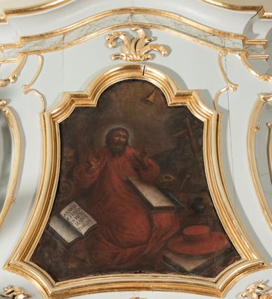 Zdjęcie nr 8: Nastawa ołtarzowa jednoosiowa, jednokondygnacyjna ze zwieńczeniem, na podwójnym cokole. Mensa drewniana, sarkofagowa. W polu antepedium stylizowane elementy rocaille’owe ujęte ornamentem roślinnym. Kondygnacja nastawy flankowana pilastrami oraz stojącą przed nimi parą kolumn o kapitelach kompozytowych. Cokoły kolumn profilowane, ustawione skośnie względem lica. Podpory dźwigają pełne belkowanie o wklęsłej linii, wyłamane na ich osiach, połączone nad polem środkowym gzymsem wygiętym w łuk oraz fragmenty przerwanego przyczółka z klęczącą parą adorujących aniołów. W polu środkowym obraz z przedstawieniem św. Michała Archanioła ujęty profilowaną ramą w formie stojącego prostokąta z dolną krawędzią wyniesioną w łuk i zamkniętego łukiem nadwieszonym z uskokiem. Na cokołach, obok kolumn, po lewej stronie wazon z kwiatami, po prawej święta niewiasta (św. Anna?). Kondygnacja ujęta ażurowymi uszami utworzonymi z rocaille’ów, kratki regencyjnej oraz rozwiniętych kwiatów. Zwieńczenie w formie zbliżonej do stojącego prostokąta o wklęsłych bokach zwężających się ku górze z uszakami, zamknięte falistym gzymsem. W polu obraz z przedstawieniem św. Hieronima w profilowanej ramie w formie stojącego prostokąta o wklęsłych bokach i dolnych narożach rozszerzającego się ku dołowi, zamkniętego łukiem nadwieszonym z uskokami. Cokoły nastawy dekorowane płycinami o fantazyjnym zarysie oraz w formie leżących prostokątów. Trzony pilastrów zdobione płycinami; wewnętrzna para wypełniona rocaille’em. Pole główne, zwieńczenie oraz uszaki dekorowane elementami rocaille’owymi. Zwieńczenie ujęte roślinnymi festonami. Struktura polichromowana na biało; cokoły, ołtarz i predella marmoryzowane w kolorze beżowym; kolumny, ornamentyka i profile złocone i srebrzone.