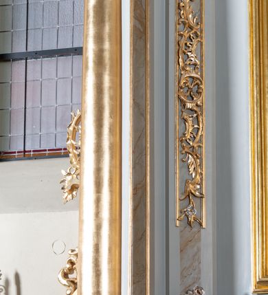 Zdjęcie nr 14: Nastawa ołtarzowa jednoosiowa, jednokondygnacyjna ze zwieńczeniem, na podwójnym cokole. Mensa drewniana, sarkofagowa. W polu antepedium stylizowane elementy rocaille’owe ujęte ornamentem roślinnym. Kondygnacja nastawy flankowana pilastrami oraz stojącą przed nimi parą kolumn o kapitelach kompozytowych. Cokoły kolumn profilowane, ustawione skośnie względem lica. Podpory dźwigają pełne belkowanie o wklęsłej linii, wyłamane na ich osiach, połączone nad polem środkowym gzymsem wygiętym w łuk oraz fragmenty przerwanego przyczółka z klęczącą parą adorujących aniołów. W polu środkowym obraz z przedstawieniem św. Michała Archanioła ujęty profilowaną ramą w formie stojącego prostokąta z dolną krawędzią wyniesioną w łuk i zamkniętego łukiem nadwieszonym z uskokiem. Na cokołach, obok kolumn, po lewej stronie wazon z kwiatami, po prawej święta niewiasta (św. Anna?). Kondygnacja ujęta ażurowymi uszami utworzonymi z rocaille’ów, kratki regencyjnej oraz rozwiniętych kwiatów. Zwieńczenie w formie zbliżonej do stojącego prostokąta o wklęsłych bokach zwężających się ku górze z uszakami, zamknięte falistym gzymsem. W polu obraz z przedstawieniem św. Hieronima w profilowanej ramie w formie stojącego prostokąta o wklęsłych bokach i dolnych narożach rozszerzającego się ku dołowi, zamkniętego łukiem nadwieszonym z uskokami. Cokoły nastawy dekorowane płycinami o fantazyjnym zarysie oraz w formie leżących prostokątów. Trzony pilastrów zdobione płycinami; wewnętrzna para wypełniona rocaille’em. Pole główne, zwieńczenie oraz uszaki dekorowane elementami rocaille’owymi. Zwieńczenie ujęte roślinnymi festonami. Struktura polichromowana na biało; cokoły, ołtarz i predella marmoryzowane w kolorze beżowym; kolumny, ornamentyka i profile złocone i srebrzone.