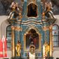 Zdjęcie nr 1: Nastawa ołtarzowa jednoosiowa, jednokondygnacyjna ze zwieńczeniem, na podwójnym cokole. Mensa drewniana, późniejsza, wklęsło-wypukła, dekorowana na krawędziach i ścianie frontowej motywami roślinnymi. Kondygnacja nastawy ujęta zwielokrotnionymi pilastrami o kapitelach kompozytowych ustawionymi skośnie oraz stojącą przed nimi parą kolumn o o takich samych kapitelach. Podpory dźwigają pełne belkowanie, o wklęsło-wypukłym zarysie, wyłamane na ich osi; nad polem środkowym przyjmujące formę łuku odcinkowego. Kolumny podtrzymują przerwany przyczółek, na którym klęczą figury aniołów. Podpory ustawione zostały na profilowanych cokołach. W polu środkowym obraz z przedstawieniem Nawiedzenia Najświętszej Marii Panny w profilowanej ramie w kształcie stojącego prostokąta zamkniętego łukiem nadwieszonym z uskokiem. Pole flankowane przez figury św. Anny z prawej strony i św. Joachima z lewej. Zwieńczenie w formie wydłużonego, stojącego prostokąta ujętego spływami wolutowymi, zamkniętego gzymsem w kształcie łuku nadwieszonego. W polu obraz z przedstawieniem św. Moniki w profilowanej ramie w kształcie stojącego prostokąta o wklęsłych bokach, zamkniętego łukiem nadwieszonym. Pod mensą rozeta z czterema palmetami. W partii cokołu płycina. Trzony pilastrów dekorowane płycinami z rocaille’m. Pole obrazowe flankuje rocaille, nad łukiem rozeta z liśćmi i rocaille. Kondygnacja ujęta uszami utworzonymi z ażurowego rocaille’a i kratką regencyjną. Na belkowaniu dwa rocaille’owe wazony. Woluty spływów zwieńczenia zdobione rocaille’m; ponad obrazem rocaille z kratką regencyjną. Struktura w całości marmoryzowana na niebiesko; kolumny, ornamentyka oraz profile złocone, skrzydła aniołów srebrzone.