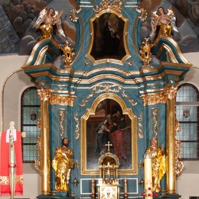 Zdjęcie nr 1: Nastawa ołtarzowa jednoosiowa, jednokondygnacyjna ze zwieńczeniem, na podwójnym cokole. Mensa drewniana, późniejsza, wklęsło-wypukła, dekorowana na krawędziach i ścianie frontowej motywami roślinnymi. Kondygnacja nastawy ujęta zwielokrotnionymi pilastrami o kapitelach kompozytowych ustawionymi skośnie oraz stojącą przed nimi parą kolumn o o takich samych kapitelach. Podpory dźwigają pełne belkowanie, o wklęsło-wypukłym zarysie, wyłamane na ich osi; nad polem środkowym przyjmujące formę łuku odcinkowego. Kolumny podtrzymują przerwany przyczółek, na którym klęczą figury aniołów. Podpory ustawione zostały na profilowanych cokołach. W polu środkowym obraz z przedstawieniem Nawiedzenia Najświętszej Marii Panny w profilowanej ramie w kształcie stojącego prostokąta zamkniętego łukiem nadwieszonym z uskokiem. Pole flankowane przez figury św. Anny z prawej strony i św. Joachima z lewej. Zwieńczenie w formie wydłużonego, stojącego prostokąta ujętego spływami wolutowymi, zamkniętego gzymsem w kształcie łuku nadwieszonego. W polu obraz z przedstawieniem św. Moniki w profilowanej ramie w kształcie stojącego prostokąta o wklęsłych bokach, zamkniętego łukiem nadwieszonym. Pod mensą rozeta z czterema palmetami. W partii cokołu płycina. Trzony pilastrów dekorowane płycinami z rocaille’m. Pole obrazowe flankuje rocaille, nad łukiem rozeta z liśćmi i rocaille. Kondygnacja ujęta uszami utworzonymi z ażurowego rocaille’a i kratką regencyjną. Na belkowaniu dwa rocaille’owe wazony. Woluty spływów zwieńczenia zdobione rocaille’m; ponad obrazem rocaille z kratką regencyjną. Struktura w całości marmoryzowana na niebiesko; kolumny, ornamentyka oraz profile złocone, skrzydła aniołów srebrzone.