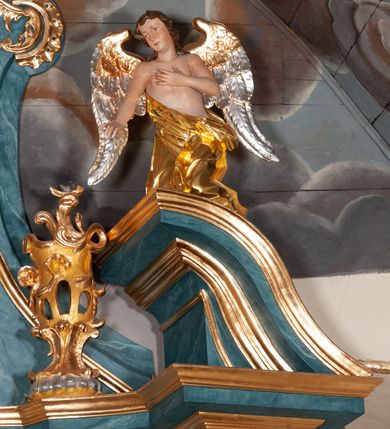 Zdjęcie nr 12: Nastawa ołtarzowa jednoosiowa, jednokondygnacyjna ze zwieńczeniem, na podwójnym cokole. Mensa drewniana, późniejsza, wklęsło-wypukła, dekorowana na krawędziach i ścianie frontowej motywami roślinnymi. Kondygnacja nastawy ujęta zwielokrotnionymi pilastrami o kapitelach kompozytowych ustawionymi skośnie oraz stojącą przed nimi parą kolumn o o takich samych kapitelach. Podpory dźwigają pełne belkowanie, o wklęsło-wypukłym zarysie, wyłamane na ich osi; nad polem środkowym przyjmujące formę łuku odcinkowego. Kolumny podtrzymują przerwany przyczółek, na którym klęczą figury aniołów. Podpory ustawione zostały na profilowanych cokołach. W polu środkowym obraz z przedstawieniem Nawiedzenia Najświętszej Marii Panny w profilowanej ramie w kształcie stojącego prostokąta zamkniętego łukiem nadwieszonym z uskokiem. Pole flankowane przez figury św. Anny z prawej strony i św. Joachima z lewej. Zwieńczenie w formie wydłużonego, stojącego prostokąta ujętego spływami wolutowymi, zamkniętego gzymsem w kształcie łuku nadwieszonego. W polu obraz z przedstawieniem św. Moniki w profilowanej ramie w kształcie stojącego prostokąta o wklęsłych bokach, zamkniętego łukiem nadwieszonym. Pod mensą rozeta z czterema palmetami. W partii cokołu płycina. Trzony pilastrów dekorowane płycinami z rocaille’m. Pole obrazowe flankuje rocaille, nad łukiem rozeta z liśćmi i rocaille. Kondygnacja ujęta uszami utworzonymi z ażurowego rocaille’a i kratką regencyjną. Na belkowaniu dwa rocaille’owe wazony. Woluty spływów zwieńczenia zdobione rocaille’m; ponad obrazem rocaille z kratką regencyjną. Struktura w całości marmoryzowana na niebiesko; kolumny, ornamentyka oraz profile złocone, skrzydła aniołów srebrzone.