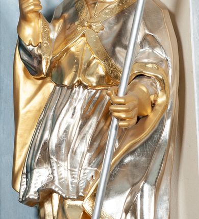 Zdjęcie nr 20: Nastawa ołtarzowa jednoosiowa, jednokondygnacyjna ze zwieńczeniem, na podwójnym cokole. Mensa drewniana, prostopadłościenna. Antepedium w formie leżącego prostokąta ujęte profilowaną ramą. W polu płaskorzeźbiona półpostać św. Augustyna ujętego u spodu płatkami kwiatu, flankowana banderolami. W prawej, uniesionej ręce trzyma księgę, lewą, ugiętą przytrzymuje pastorał, dłonią przyciska do piersi gorejące serce. Święty ukazany został jako starzec. Twarz ma pociągłą, okoloną krótką brodą, włosy sięgające szyi. Ubrany jest w niebieską tunikę i przerzucony przez ramiona płaszcz ze złoconą lamówką. Pole wypełnione jest płaskorzeźbionymi łodygami z kwiatami. Kondygnacja nastawy o wklęsłym licu, ujęta parą zwielokrotnionych pilastrów oraz stojącą przed nimi parą kolumn o kapitelach kompozytowych. Podpory dźwigają pełne belkowanie o silnie wysuniętym gzymsie, wyłamane na ich osi oraz przerwany przyczółek na linii kolumn. Po zewnętrznej stronie kolumn figury św. Wojciecha po lewej i św. Stanisława po prawej. W polu środkowym nisza w formie stojącego prostokąta otoczona profilowaną ramą; wewnątrz mniejszy obraz z przedstawieniem św. Jana Chrzciciela w profilowanym obramieniu w kształcie stojącego prostokąta. Zwieńczenie w kształcie stojącego prostokąta ujętego spływami wolutowymi, zamknięte gzymsem utworzonym ze zwróconych do siebie wolut; zakończone glorią promienistą z okrągłym polem z napisem „IHS” w otoczeniu obłoków. W polu zwieńczenia obraz z przedstawieniem św. Grzegorza w profilowanej ramie w formie stojącego prostokąta o wklęsłych bokach i narożach, zamkniętej łukiem nadwieszonym. Kondygnacja ujęta ażurowymi uszami utworzonymi z motywów roślinnych i karbowanej wstęgi. W partii belkowania nad polem środkowym rocaille'owy kartusz. Nad obrazem w zwieńczeniu muszla i kampanule; woluty dekorowane festonami. Struktura polichromowana na kolor jasnoniebieski; trzony kolumn, antepedium i profile na niebiesko; ornamentyka i profile złocone.