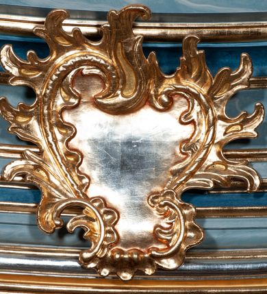 Zdjęcie nr 8: Nastawa ołtarzowa jednoosiowa, jednokondygnacyjna ze zwieńczeniem, na podwójnym cokole. Mensa drewniana, prostopadłościenna. Antepedium w formie leżącego prostokąta ujęte profilowaną ramą. W polu płaskorzeźbiona półpostać św. Augustyna ujętego u spodu płatkami kwiatu, flankowana banderolami. W prawej, uniesionej ręce trzyma księgę, lewą, ugiętą przytrzymuje pastorał, dłonią przyciska do piersi gorejące serce. Święty ukazany został jako starzec. Twarz ma pociągłą, okoloną krótką brodą, włosy sięgające szyi. Ubrany jest w niebieską tunikę i przerzucony przez ramiona płaszcz ze złoconą lamówką. Pole wypełnione jest płaskorzeźbionymi łodygami z kwiatami. Kondygnacja nastawy o wklęsłym licu, ujęta parą zwielokrotnionych pilastrów oraz stojącą przed nimi parą kolumn o kapitelach kompozytowych. Podpory dźwigają pełne belkowanie o silnie wysuniętym gzymsie, wyłamane na ich osi oraz przerwany przyczółek na linii kolumn. Po zewnętrznej stronie kolumn figury św. Wojciecha po lewej i św. Stanisława po prawej. W polu środkowym nisza w formie stojącego prostokąta otoczona profilowaną ramą; wewnątrz mniejszy obraz z przedstawieniem św. Jana Chrzciciela w profilowanym obramieniu w kształcie stojącego prostokąta. Zwieńczenie w kształcie stojącego prostokąta ujętego spływami wolutowymi, zamknięte gzymsem utworzonym ze zwróconych do siebie wolut; zakończone glorią promienistą z okrągłym polem z napisem „IHS” w otoczeniu obłoków. W polu zwieńczenia obraz z przedstawieniem św. Grzegorza w profilowanej ramie w formie stojącego prostokąta o wklęsłych bokach i narożach, zamkniętej łukiem nadwieszonym. Kondygnacja ujęta ażurowymi uszami utworzonymi z motywów roślinnych i karbowanej wstęgi. W partii belkowania nad polem środkowym rocaille&#039;owy kartusz. Nad obrazem w zwieńczeniu muszla i kampanule; woluty dekorowane festonami. Struktura polichromowana na kolor jasnoniebieski; trzony kolumn, antepedium i profile na niebiesko; ornamentyka i profile złocone.