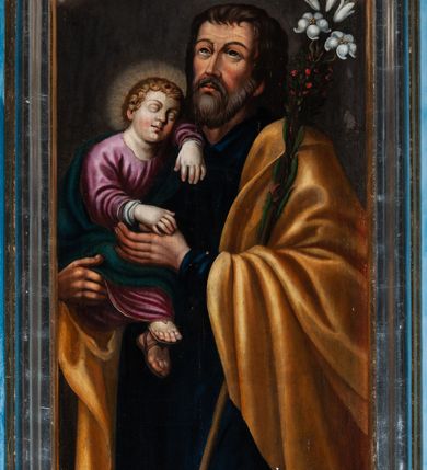 Zdjęcie nr 4: Nastawa ołtarzowa jednoosiowa, jednokondygnacyjna ze zwieńczeniem, na podwójnym cokole. Mensa drewniana, prostopadłościenna. Antepedium w formie leżącego prostokąta ujęte profilowaną ramą. W polu płaskorzeźbiona półpostać św. Hieronima, ujętego płatkami kwiatu na długiej, wygiętej łodydze, flankowana parą banderol. Prawą, ugiętą ręką podtrzymuje podwójny krzyż, w dłoni zaś kamień; lewą wyciągniętą w bok trzyma otwartą księgę. Święty ukazany został jako starzec. Twarz ma pociągłą, o wysokim czole, okoloną długą brodą; włosy po bokach głowy. Tors odsłonięty, postać przewiązana wokół gęsto drapowanym płaszczem. Przy prawym boku lew. Pole wypełnione płaskorzeźbionymi, wijącymi się ukwieconymi łodygami. Kondygnacja nastawy o wklęsłym licu, ujęta parą zwielokrotnionych pilastrów oraz stojącą przed nimi parą kolumn o kapitelach kompozytowych. Podpory dźwigają pełne belkowanie o silnie wysuniętym gzymsie, wyłamane na ich osi oraz przerwany przyczółek na linii kolumn na którym siedzi para puttów. Po zewnętrznej stronie kolumn figury króla Dawida po lewej i św. Floriana po prawej stronie. W polu środkowym nisza w formie stojącego prostokąta ujęta profilowaną ramą; wewnątrz mniejszy obraz z przedstawieniem św. Józefa w profilowanej ramie w kształcie stojącego prostokąta zwieńczonego łukiem wklęsło-wypukłym. Zwieńczenie w postaci stojącego prostokąta o wklęsłych bokach ujętego spływami wolutowymi i zakończone glorią promienistą z płaskorzeźbionym monogramem MARYA w otoczeniu obłoków. W polu obraz z przedstawieniem św. Grzegorza w profilowanej ramie w formie stojącego prostokąta o wklęsłych bokach i narożach, zamkniętej łukiem nadwieszonym. Kondygnacja ujęta ażurowymi uszami utworzonymi z motywów roślinnych i karbowanej wstęgi. W partii belkowania nad polem środkowym rocaille’owy kartusz. Nad obrazem, w zwieńczeniu, muszla i kampanule; woluty dekorowane festonami. Struktura polichromowana na kolor jasnoniebieski; trzony kolumn, antepedium i profile na niebiesko; ornamentyka i profile złocone i srebrzone.