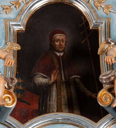 Zdjęcie nr 3: Nastawa ołtarzowa jednoosiowa, jednokondygnacyjna ze zwieńczeniem, na podwójnym cokole. Mensa drewniana, prostopadłościenna. Antepedium w formie leżącego prostokąta ujęte profilowaną ramą. W polu płaskorzeźbiona półpostać św. Hieronima, ujętego płatkami kwiatu na długiej, wygiętej łodydze, flankowana parą banderol. Prawą, ugiętą ręką podtrzymuje podwójny krzyż, w dłoni zaś kamień; lewą wyciągniętą w bok trzyma otwartą księgę. Święty ukazany został jako starzec. Twarz ma pociągłą, o wysokim czole, okoloną długą brodą; włosy po bokach głowy. Tors odsłonięty, postać przewiązana wokół gęsto drapowanym płaszczem. Przy prawym boku lew. Pole wypełnione płaskorzeźbionymi, wijącymi się ukwieconymi łodygami. Kondygnacja nastawy o wklęsłym licu, ujęta parą zwielokrotnionych pilastrów oraz stojącą przed nimi parą kolumn o kapitelach kompozytowych. Podpory dźwigają pełne belkowanie o silnie wysuniętym gzymsie, wyłamane na ich osi oraz przerwany przyczółek na linii kolumn na którym siedzi para puttów. Po zewnętrznej stronie kolumn figury króla Dawida po lewej i św. Floriana po prawej stronie. W polu środkowym nisza w formie stojącego prostokąta ujęta profilowaną ramą; wewnątrz mniejszy obraz z przedstawieniem św. Józefa w profilowanej ramie w kształcie stojącego prostokąta zwieńczonego łukiem wklęsło-wypukłym. Zwieńczenie w postaci stojącego prostokąta o wklęsłych bokach ujętego spływami wolutowymi i zakończone glorią promienistą z płaskorzeźbionym monogramem MARYA w otoczeniu obłoków. W polu obraz z przedstawieniem św. Grzegorza w profilowanej ramie w formie stojącego prostokąta o wklęsłych bokach i narożach, zamkniętej łukiem nadwieszonym. Kondygnacja ujęta ażurowymi uszami utworzonymi z motywów roślinnych i karbowanej wstęgi. W partii belkowania nad polem środkowym rocaille’owy kartusz. Nad obrazem, w zwieńczeniu, muszla i kampanule; woluty dekorowane festonami. Struktura polichromowana na kolor jasnoniebieski; trzony kolumn, antepedium i profile na niebiesko; ornamentyka i profile złocone i srebrzone.