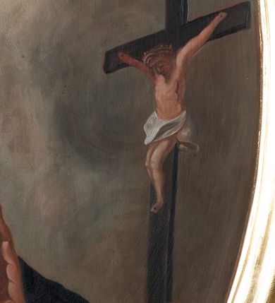 Zdjęcie nr 4: Obraz w kształcie stojącego owalu z wizerunkiem św. Stanisława Kazimierczyka. Bliżej lewej krawędzi płótna została ukazana do pasa postać Stanisława, który ma ręce złożone do modlitwy, a wzrok kieruje ku górze. Ma trójkątną twarz o dużych, głęboko osadzonych oczach, wąskim nosie i szerokich, lekko rozchylonych ustach. Po policzkach spływają mu łzy. Krótkie włosy ma zaczesane na boki, a na głowie wyciętą tonsurę. Jest ubrany w biały habit i podbitą czerwienią czarną pelerynkę z kapturem. Przed nim, na pokrytym czerwoną tkaniną blacie leży otwarta księga, ludzka czaszka i krucyfiks. Za świętym widoczny fragment granatowej kotary ze zwisającym chwostem. Tło obrazu  niejednolite – za głową Stanisława i na linii jego wzroku jasnożółte, w pozostałych miejscach niebieskoszare. Obraz oprawiono w profilowaną, złoconą ramę dekorowaną od góry ornamentem rocaille’owym, a od dołu zwiniętymi od wewnątrz w woluty liśćmi. 