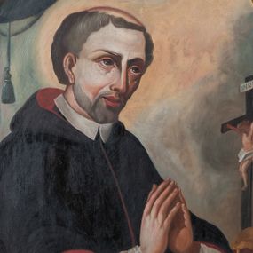 Zdjęcie nr 1: Obraz w kształcie stojącego owalu z wizerunkiem św. Stanisława Kazimierczyka. Bliżej lewej krawędzi płótna została ukazana do pasa postać Stanisława, który ma ręce złożone do modlitwy, a wzrok kieruje ku górze. Ma trójkątną twarz o dużych, głęboko osadzonych oczach, wąskim nosie i szerokich, lekko rozchylonych ustach. Po policzkach spływają mu łzy. Krótkie włosy ma zaczesane na boki, a na głowie wyciętą tonsurę. Jest ubrany w biały habit i podbitą czerwienią czarną pelerynkę z kapturem. Przed nim, na pokrytym czerwoną tkaniną blacie leży otwarta księga, ludzka czaszka i krucyfiks. Za świętym widoczny fragment granatowej kotary ze zwisającym chwostem. Tło obrazu  niejednolite – za głową Stanisława i na linii jego wzroku jasnożółte, w pozostałych miejscach niebieskoszare. Obraz oprawiono w profilowaną, złoconą ramę dekorowaną od góry ornamentem rocaille’owym, a od dołu zwiniętymi od wewnątrz w woluty liśćmi. 