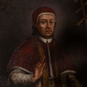 Zdjęcie nr 1: Obraz w kształcie stojącego prostokąta o wklęsłych bokach i dolnych narożach, zamknięty łukiem nadwieszonym, w profilowanej, złoconej i srebrzonej ramie. W centrum kompozycji stoi św. Grzegorz, ukazany do bioder, zwrócony w trzech czwartych w lewo, z prawą ręką uniesioną w geście błogosławieństwa, w lewej trzyma krzyż potrójny pontyfikalny. Ma owalną twarz z wyraźnymi bruzdami zmarszczek. Przylegające nakrycie, które ma na głowie nosi nazwę camerino (camauro), na obrazie widać, że jest ubrany w rokietę, na którą ma założony mucet – sięgającą łokci pelerynę i złotą stułę. Na drugim planie, na stole po lewej stronie stoi niebiesko-złota tiara papieska. Tło obrazu ciemnobrunatne, rozjaśnione subtelnie za głową postaci.  