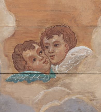 Zdjęcie nr 6: Polichromia skomponowana na pozornym, drewnianym sklepieniu kolebkowym przedstawia Wniebowzięcie Najświętszej Marii Panny. W centrum kompozycji Maria stoi na globie i półksiężycu i wyciąga przed siebie ręce. Ma pociągłą twarz, ciemne oczy, szeroki nos i niewielkie usta. Jest ubrana w białą suknię i takiego koloru welon, którego końce rozwiewają się z przodu i z tyłu. Jej nogi otacza niebieski płaszcz z żółtym podbiciem, które wywija się na wysokości lewego biodra Marii. Zza jej głowy rozchodzi się gloria promienista, ponad którą unosi się nimb z 12 gwiazd i zamknięta korona z czerwoną i niebieską szarfą. Powyżej, między obłokami niewielka, złota gwiazda. Półksiężyc pod jej stopami jest ciemnożółty, ze złotym brzegiem, glob jest niebieski, podtrzymują go dwa anioły w jasnych sukniach z długimi rękawami. Scenę otaczają skłębione różowo-niebieskie obłoki, spomiędzy których wyłaniają się w wielu miejscach główki anielskie. W czterech narożnikach znajdują się anioły ubrane w jasne suknie i owijające częściowo ich ciała ciemnożółte (w przypadku jednego niebieski) płaszcze. Każdy z nich trzyma banderolę z łacińskim napisem: „ATTOLITE PORTAS PRINCIPES V[E]STRAS, ps(almi) 23”, „QUAE EST ISTA QUAE ASCENDIT Can[ticum] 6”, „PULCHRA UT LUNA ELLECTA UT SOL”, „ENI CORONABERIS, Cant[icum]”. Scenę z dwóch stron ograniczają pasy polichromii imitującej niebieską marmoryzację. 
