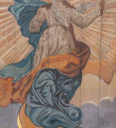 Zdjęcie nr 4: Polichromia skomponowana na pozornym, drewnianym sklepieniu kolebkowym przedstawia Wniebowzięcie Najświętszej Marii Panny. W centrum kompozycji Maria stoi na globie i półksiężycu i wyciąga przed siebie ręce. Ma pociągłą twarz, ciemne oczy, szeroki nos i niewielkie usta. Jest ubrana w białą suknię i takiego koloru welon, którego końce rozwiewają się z przodu i z tyłu. Jej nogi otacza niebieski płaszcz z żółtym podbiciem, które wywija się na wysokości lewego biodra Marii. Zza jej głowy rozchodzi się gloria promienista, ponad którą unosi się nimb z 12 gwiazd i zamknięta korona z czerwoną i niebieską szarfą. Powyżej, między obłokami niewielka, złota gwiazda. Półksiężyc pod jej stopami jest ciemnożółty, ze złotym brzegiem, glob jest niebieski, podtrzymują go dwa anioły w jasnych sukniach z długimi rękawami. Scenę otaczają skłębione różowo-niebieskie obłoki, spomiędzy których wyłaniają się w wielu miejscach główki anielskie. W czterech narożnikach znajdują się anioły ubrane w jasne suknie i owijające częściowo ich ciała ciemnożółte (w przypadku jednego niebieski) płaszcze. Każdy z nich trzyma banderolę z łacińskim napisem: „ATTOLITE PORTAS PRINCIPES V[E]STRAS, ps(almi) 23”, „QUAE EST ISTA QUAE ASCENDIT Can[ticum] 6”, „PULCHRA UT LUNA ELLECTA UT SOL”, „ENI CORONABERIS, Cant[icum]”. Scenę z dwóch stron ograniczają pasy polichromii imitującej niebieską marmoryzację. 
