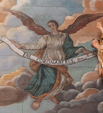 Zdjęcie nr 5: Polichromia skomponowana na pozornym, drewnianym sklepieniu kolebkowym przedstawia Wniebowzięcie Najświętszej Marii Panny. W centrum kompozycji Maria stoi na globie i półksiężycu i wyciąga przed siebie ręce. Ma pociągłą twarz, ciemne oczy, szeroki nos i niewielkie usta. Jest ubrana w białą suknię i takiego koloru welon, którego końce rozwiewają się z przodu i z tyłu. Jej nogi otacza niebieski płaszcz z żółtym podbiciem, które wywija się na wysokości lewego biodra Marii. Zza jej głowy rozchodzi się gloria promienista, ponad którą unosi się nimb z 12 gwiazd i zamknięta korona z czerwoną i niebieską szarfą. Powyżej, między obłokami niewielka, złota gwiazda. Półksiężyc pod jej stopami jest ciemnożółty, ze złotym brzegiem, glob jest niebieski, podtrzymują go dwa anioły w jasnych sukniach z długimi rękawami. Scenę otaczają skłębione różowo-niebieskie obłoki, spomiędzy których wyłaniają się w wielu miejscach główki anielskie. W czterech narożnikach znajdują się anioły ubrane w jasne suknie i owijające częściowo ich ciała ciemnożółte (w przypadku jednego niebieski) płaszcze. Każdy z nich trzyma banderolę z łacińskim napisem: „ATTOLITE PORTAS PRINCIPES V[E]STRAS, ps(almi) 23”, „QUAE EST ISTA QUAE ASCENDIT Can[ticum] 6”, „PULCHRA UT LUNA ELLECTA UT SOL”, „ENI CORONABERIS, Cant[icum]”. Scenę z dwóch stron ograniczają pasy polichromii imitującej niebieską marmoryzację. 
