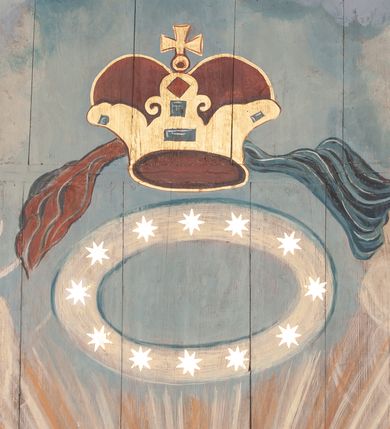 Zdjęcie nr 2: Polichromia skomponowana na pozornym, drewnianym sklepieniu kolebkowym przedstawia Wniebowzięcie Najświętszej Marii Panny. W centrum kompozycji Maria stoi na globie i półksiężycu i wyciąga przed siebie ręce. Ma pociągłą twarz, ciemne oczy, szeroki nos i niewielkie usta. Jest ubrana w białą suknię i takiego koloru welon, którego końce rozwiewają się z przodu i z tyłu. Jej nogi otacza niebieski płaszcz z żółtym podbiciem, które wywija się na wysokości lewego biodra Marii. Zza jej głowy rozchodzi się gloria promienista, ponad którą unosi się nimb z 12 gwiazd i zamknięta korona z czerwoną i niebieską szarfą. Powyżej, między obłokami niewielka, złota gwiazda. Półksiężyc pod jej stopami jest ciemnożółty, ze złotym brzegiem, glob jest niebieski, podtrzymują go dwa anioły w jasnych sukniach z długimi rękawami. Scenę otaczają skłębione różowo-niebieskie obłoki, spomiędzy których wyłaniają się w wielu miejscach główki anielskie. W czterech narożnikach znajdują się anioły ubrane w jasne suknie i owijające częściowo ich ciała ciemnożółte (w przypadku jednego niebieski) płaszcze. Każdy z nich trzyma banderolę z łacińskim napisem: „ATTOLITE PORTAS PRINCIPES V[E]STRAS, ps(almi) 23”, „QUAE EST ISTA QUAE ASCENDIT Can[ticum] 6”, „PULCHRA UT LUNA ELLECTA UT SOL”, „ENI CORONABERIS, Cant[icum]”. Scenę z dwóch stron ograniczają pasy polichromii imitującej niebieską marmoryzację. 
