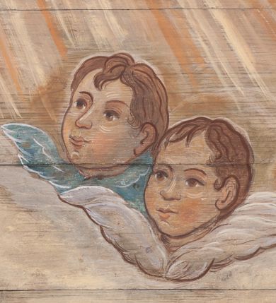 Zdjęcie nr 3: Polichromia skomponowana na pozornym, drewnianym sklepieniu kolebkowym przedstawia Wniebowzięcie Najświętszej Marii Panny. W centrum kompozycji Maria stoi na globie i półksiężycu i wyciąga przed siebie ręce. Ma pociągłą twarz, ciemne oczy, szeroki nos i niewielkie usta. Jest ubrana w białą suknię i takiego koloru welon, którego końce rozwiewają się z przodu i z tyłu. Jej nogi otacza niebieski płaszcz z żółtym podbiciem, które wywija się na wysokości lewego biodra Marii. Zza jej głowy rozchodzi się gloria promienista, ponad którą unosi się nimb z 12 gwiazd i zamknięta korona z czerwoną i niebieską szarfą. Powyżej, między obłokami niewielka, złota gwiazda. Półksiężyc pod jej stopami jest ciemnożółty, ze złotym brzegiem, glob jest niebieski, podtrzymują go dwa anioły w jasnych sukniach z długimi rękawami. Scenę otaczają skłębione różowo-niebieskie obłoki, spomiędzy których wyłaniają się w wielu miejscach główki anielskie. W czterech narożnikach znajdują się anioły ubrane w jasne suknie i owijające częściowo ich ciała ciemnożółte (w przypadku jednego niebieski) płaszcze. Każdy z nich trzyma banderolę z łacińskim napisem: „ATTOLITE PORTAS PRINCIPES V[E]STRAS, ps(almi) 23”, „QUAE EST ISTA QUAE ASCENDIT Can[ticum] 6”, „PULCHRA UT LUNA ELLECTA UT SOL”, „ENI CORONABERIS, Cant[icum]”. Scenę z dwóch stron ograniczają pasy polichromii imitującej niebieską marmoryzację. 
