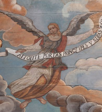 Zdjęcie nr 10: Polichromia skomponowana na pozornym, drewnianym sklepieniu kolebkowym przedstawia Wniebowzięcie Najświętszej Marii Panny. W centrum kompozycji Maria stoi na globie i półksiężycu i wyciąga przed siebie ręce. Ma pociągłą twarz, ciemne oczy, szeroki nos i niewielkie usta. Jest ubrana w białą suknię i takiego koloru welon, którego końce rozwiewają się z przodu i z tyłu. Jej nogi otacza niebieski płaszcz z żółtym podbiciem, które wywija się na wysokości lewego biodra Marii. Zza jej głowy rozchodzi się gloria promienista, ponad którą unosi się nimb z 12 gwiazd i zamknięta korona z czerwoną i niebieską szarfą. Powyżej, między obłokami niewielka, złota gwiazda. Półksiężyc pod jej stopami jest ciemnożółty, ze złotym brzegiem, glob jest niebieski, podtrzymują go dwa anioły w jasnych sukniach z długimi rękawami. Scenę otaczają skłębione różowo-niebieskie obłoki, spomiędzy których wyłaniają się w wielu miejscach główki anielskie. W czterech narożnikach znajdują się anioły ubrane w jasne suknie i owijające częściowo ich ciała ciemnożółte (w przypadku jednego niebieski) płaszcze. Każdy z nich trzyma banderolę z łacińskim napisem: „ATTOLITE PORTAS PRINCIPES V[E]STRAS, ps(almi) 23”, „QUAE EST ISTA QUAE ASCENDIT Can[ticum] 6”, „PULCHRA UT LUNA ELLECTA UT SOL”, „ENI CORONABERIS, Cant[icum]”. Scenę z dwóch stron ograniczają pasy polichromii imitującej niebieską marmoryzację. 
