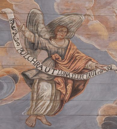 Zdjęcie nr 9: Polichromia skomponowana na pozornym, drewnianym sklepieniu kolebkowym przedstawia Wniebowzięcie Najświętszej Marii Panny. W centrum kompozycji Maria stoi na globie i półksiężycu i wyciąga przed siebie ręce. Ma pociągłą twarz, ciemne oczy, szeroki nos i niewielkie usta. Jest ubrana w białą suknię i takiego koloru welon, którego końce rozwiewają się z przodu i z tyłu. Jej nogi otacza niebieski płaszcz z żółtym podbiciem, które wywija się na wysokości lewego biodra Marii. Zza jej głowy rozchodzi się gloria promienista, ponad którą unosi się nimb z 12 gwiazd i zamknięta korona z czerwoną i niebieską szarfą. Powyżej, między obłokami niewielka, złota gwiazda. Półksiężyc pod jej stopami jest ciemnożółty, ze złotym brzegiem, glob jest niebieski, podtrzymują go dwa anioły w jasnych sukniach z długimi rękawami. Scenę otaczają skłębione różowo-niebieskie obłoki, spomiędzy których wyłaniają się w wielu miejscach główki anielskie. W czterech narożnikach znajdują się anioły ubrane w jasne suknie i owijające częściowo ich ciała ciemnożółte (w przypadku jednego niebieski) płaszcze. Każdy z nich trzyma banderolę z łacińskim napisem: „ATTOLITE PORTAS PRINCIPES V[E]STRAS, ps(almi) 23”, „QUAE EST ISTA QUAE ASCENDIT Can[ticum] 6”, „PULCHRA UT LUNA ELLECTA UT SOL”, „ENI CORONABERIS, Cant[icum]”. Scenę z dwóch stron ograniczają pasy polichromii imitującej niebieską marmoryzację. 
