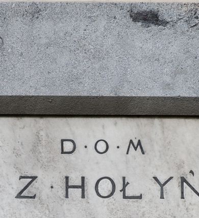 Zdjęcie nr 1: Epitafium w kształcie leżącego prostokąta w ciemnoszarej, szerokiej, gładkiej, rozglifionej ramie. W polu, w jasnym kamieniu wykuto i zaciemniono inskrypcję „D(EO) O(PTIMO) M(AXIMO) / ANNA Z HOŁYŃSKICH / ALEKSANDROWA / BRANICKA / *1824 +1907 / RODZINA PROSI O ANIOŁ PAŃSKI / ZA SPOKÓJ JEJ DUSZY”. 