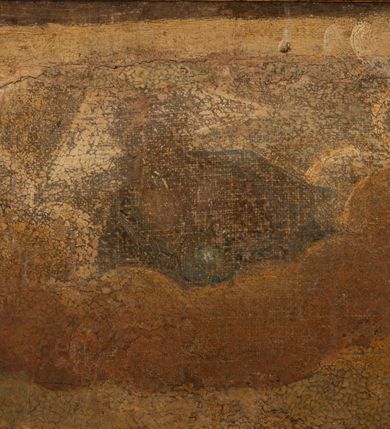 Zdjęcie nr 7: Obraz w kształcie stojącego prostokąta w wąskiej, profilowanej, złoconej ramie. W centrum przedstawienia św. Augustyn klęczy przed ukazującą się po prawej stronie u góry Trójcą Świętą z Matką Boską wśród obłoków. Święty ukazany jest we wnętrzu, lecz zamiast tylnej ściany rozciąga się rozległy krajobraz. Jest ubrany w czarny habit, białą rokietę i mucet, przedstawiony z rękoma rozłożonymi do boków. Twarz ma pociągłą, z wysokim czołem, nos długi, prosty, okala ją długa, prosta i siwa broda; włosy ma zaczesane do tyłu. W prawym górnym rogu kompozycji, wśród obłoków, przedstawiony jest po prawej stronie siedzący z krzyżem Chrystus z ręką wyciągniętą w geście błogosławieństwa. Jest ubrany w długi płaszcz zakrywający nogi i ramiona, spięty pod szyją. Obok ukazana została Maria zwracająca się w kierunku św. Augustyna, która jest ubrana w jasnoróżową suknię przepasaną w biodrach i niebieski płaszcz okrywający nogi i lewe ramię. Nad nimi gołębica Ducha Świętego oraz, najwyżej, ukazany do połowy Bóg Ojciec. Poniżej wizji, po prawej stronie kompozycji, przed elementami architektury, widoczny jest stolik nakryty zielonym obrusem, na którym leży otwarta księga, a obok niej druga, zamknięta, na której spoczywa złota infuła. Za nimi widoczny oparty o filar pastorał, z przodu niski stołek. Po lewej stronie płótna przedstawiony w skrócie fotel z czerwonym obiciem siedzenia i oparcia. W tle daleki krajobraz z wijącą się rzeką, na horyzoncie którego widok zarysu miasta i górujących nad nim wzgórz. Nad brzegiem rzeki ukazany św. Augustyn z księgą w ręce oraz dzieckiem przelewającym wodę do kałuży. Obraz jest utrzymany w ciemnej tonacji kolorystycznej z przewagą złamanych brązów, czerwieni i granatu. 
Na odwrociu, na górnej krawędzi blejtramu napis „Na płótnie dublowanym był napis: „Z Łaski i polecenia J. W. H. Adamowej Potocki, za staraniem W. Edwarda Drapelli Administratora” / „Jacobus Kierski, Praepositus Z dg. Suchien Comparavit 1644 anno”/ „Renovatus 1878 an(no) /nieczytelne/ Barnasiewicz die Decembris”. 
