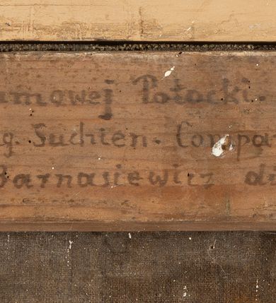 Zdjęcie nr 9: Obraz w kształcie stojącego prostokąta w wąskiej, profilowanej, złoconej ramie. W centrum przedstawienia św. Augustyn klęczy przed ukazującą się po prawej stronie u góry Trójcą Świętą z Matką Boską wśród obłoków. Święty ukazany jest we wnętrzu, lecz zamiast tylnej ściany rozciąga się rozległy krajobraz. Jest ubrany w czarny habit, białą rokietę i mucet, przedstawiony z rękoma rozłożonymi do boków. Twarz ma pociągłą, z wysokim czołem, nos długi, prosty, okala ją długa, prosta i siwa broda; włosy ma zaczesane do tyłu. W prawym górnym rogu kompozycji, wśród obłoków, przedstawiony jest po prawej stronie siedzący z krzyżem Chrystus z ręką wyciągniętą w geście błogosławieństwa. Jest ubrany w długi płaszcz zakrywający nogi i ramiona, spięty pod szyją. Obok ukazana została Maria zwracająca się w kierunku św. Augustyna, która jest ubrana w jasnoróżową suknię przepasaną w biodrach i niebieski płaszcz okrywający nogi i lewe ramię. Nad nimi gołębica Ducha Świętego oraz, najwyżej, ukazany do połowy Bóg Ojciec. Poniżej wizji, po prawej stronie kompozycji, przed elementami architektury, widoczny jest stolik nakryty zielonym obrusem, na którym leży otwarta księga, a obok niej druga, zamknięta, na której spoczywa złota infuła. Za nimi widoczny oparty o filar pastorał, z przodu niski stołek. Po lewej stronie płótna przedstawiony w skrócie fotel z czerwonym obiciem siedzenia i oparcia. W tle daleki krajobraz z wijącą się rzeką, na horyzoncie którego widok zarysu miasta i górujących nad nim wzgórz. Nad brzegiem rzeki ukazany św. Augustyn z księgą w ręce oraz dzieckiem przelewającym wodę do kałuży. Obraz jest utrzymany w ciemnej tonacji kolorystycznej z przewagą złamanych brązów, czerwieni i granatu. 
Na odwrociu, na górnej krawędzi blejtramu napis „Na płótnie dublowanym był napis: „Z Łaski i polecenia J. W. H. Adamowej Potocki, za staraniem W. Edwarda Drapelli Administratora” / „Jacobus Kierski, Praepositus Z dg. Suchien Comparavit 1644 anno”/ „Renovatus 1878 an(no) /nieczytelne/ Barnasiewicz die Decembris”. 
