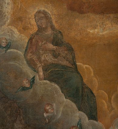 Zdjęcie nr 6: Obraz w kształcie stojącego prostokąta w wąskiej, profilowanej, złoconej ramie. W centrum przedstawienia św. Augustyn klęczy przed ukazującą się po prawej stronie u góry Trójcą Świętą z Matką Boską wśród obłoków. Święty ukazany jest we wnętrzu, lecz zamiast tylnej ściany rozciąga się rozległy krajobraz. Jest ubrany w czarny habit, białą rokietę i mucet, przedstawiony z rękoma rozłożonymi do boków. Twarz ma pociągłą, z wysokim czołem, nos długi, prosty, okala ją długa, prosta i siwa broda; włosy ma zaczesane do tyłu. W prawym górnym rogu kompozycji, wśród obłoków, przedstawiony jest po prawej stronie siedzący z krzyżem Chrystus z ręką wyciągniętą w geście błogosławieństwa. Jest ubrany w długi płaszcz zakrywający nogi i ramiona, spięty pod szyją. Obok ukazana została Maria zwracająca się w kierunku św. Augustyna, która jest ubrana w jasnoróżową suknię przepasaną w biodrach i niebieski płaszcz okrywający nogi i lewe ramię. Nad nimi gołębica Ducha Świętego oraz, najwyżej, ukazany do połowy Bóg Ojciec. Poniżej wizji, po prawej stronie kompozycji, przed elementami architektury, widoczny jest stolik nakryty zielonym obrusem, na którym leży otwarta księga, a obok niej druga, zamknięta, na której spoczywa złota infuła. Za nimi widoczny oparty o filar pastorał, z przodu niski stołek. Po lewej stronie płótna przedstawiony w skrócie fotel z czerwonym obiciem siedzenia i oparcia. W tle daleki krajobraz z wijącą się rzeką, na horyzoncie którego widok zarysu miasta i górujących nad nim wzgórz. Nad brzegiem rzeki ukazany św. Augustyn z księgą w ręce oraz dzieckiem przelewającym wodę do kałuży. Obraz jest utrzymany w ciemnej tonacji kolorystycznej z przewagą złamanych brązów, czerwieni i granatu. 
Na odwrociu, na górnej krawędzi blejtramu napis „Na płótnie dublowanym był napis: „Z Łaski i polecenia J. W. H. Adamowej Potocki, za staraniem W. Edwarda Drapelli Administratora” / „Jacobus Kierski, Praepositus Z dg. Suchien Comparavit 1644 anno”/ „Renovatus 1878 an(no) /nieczytelne/ Barnasiewicz die Decembris”. 
