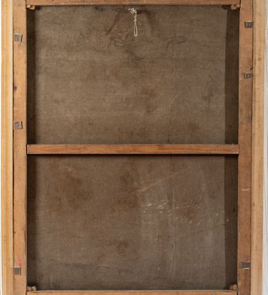 Zdjęcie nr 10: Obraz w kształcie stojącego prostokąta w wąskiej, profilowanej, złoconej ramie. W centrum przedstawienia św. Augustyn klęczy przed ukazującą się po prawej stronie u góry Trójcą Świętą z Matką Boską wśród obłoków. Święty ukazany jest we wnętrzu, lecz zamiast tylnej ściany rozciąga się rozległy krajobraz. Jest ubrany w czarny habit, białą rokietę i mucet, przedstawiony z rękoma rozłożonymi do boków. Twarz ma pociągłą, z wysokim czołem, nos długi, prosty, okala ją długa, prosta i siwa broda; włosy ma zaczesane do tyłu. W prawym górnym rogu kompozycji, wśród obłoków, przedstawiony jest po prawej stronie siedzący z krzyżem Chrystus z ręką wyciągniętą w geście błogosławieństwa. Jest ubrany w długi płaszcz zakrywający nogi i ramiona, spięty pod szyją. Obok ukazana została Maria zwracająca się w kierunku św. Augustyna, która jest ubrana w jasnoróżową suknię przepasaną w biodrach i niebieski płaszcz okrywający nogi i lewe ramię. Nad nimi gołębica Ducha Świętego oraz, najwyżej, ukazany do połowy Bóg Ojciec. Poniżej wizji, po prawej stronie kompozycji, przed elementami architektury, widoczny jest stolik nakryty zielonym obrusem, na którym leży otwarta księga, a obok niej druga, zamknięta, na której spoczywa złota infuła. Za nimi widoczny oparty o filar pastorał, z przodu niski stołek. Po lewej stronie płótna przedstawiony w skrócie fotel z czerwonym obiciem siedzenia i oparcia. W tle daleki krajobraz z wijącą się rzeką, na horyzoncie którego widok zarysu miasta i górujących nad nim wzgórz. Nad brzegiem rzeki ukazany św. Augustyn z księgą w ręce oraz dzieckiem przelewającym wodę do kałuży. Obraz jest utrzymany w ciemnej tonacji kolorystycznej z przewagą złamanych brązów, czerwieni i granatu. 
Na odwrociu, na górnej krawędzi blejtramu napis „Na płótnie dublowanym był napis: „Z Łaski i polecenia J. W. H. Adamowej Potocki, za staraniem W. Edwarda Drapelli Administratora” / „Jacobus Kierski, Praepositus Z dg. Suchien Comparavit 1644 anno”/ „Renovatus 1878 an(no) /nieczytelne/ Barnasiewicz die Decembris”. 
