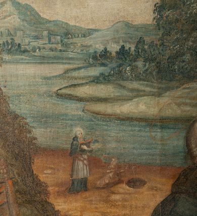 Zdjęcie nr 8: Obraz w kształcie stojącego prostokąta w wąskiej, profilowanej, złoconej ramie. W centrum przedstawienia św. Augustyn klęczy przed ukazującą się po prawej stronie u góry Trójcą Świętą z Matką Boską wśród obłoków. Święty ukazany jest we wnętrzu, lecz zamiast tylnej ściany rozciąga się rozległy krajobraz. Jest ubrany w czarny habit, białą rokietę i mucet, przedstawiony z rękoma rozłożonymi do boków. Twarz ma pociągłą, z wysokim czołem, nos długi, prosty, okala ją długa, prosta i siwa broda; włosy ma zaczesane do tyłu. W prawym górnym rogu kompozycji, wśród obłoków, przedstawiony jest po prawej stronie siedzący z krzyżem Chrystus z ręką wyciągniętą w geście błogosławieństwa. Jest ubrany w długi płaszcz zakrywający nogi i ramiona, spięty pod szyją. Obok ukazana została Maria zwracająca się w kierunku św. Augustyna, która jest ubrana w jasnoróżową suknię przepasaną w biodrach i niebieski płaszcz okrywający nogi i lewe ramię. Nad nimi gołębica Ducha Świętego oraz, najwyżej, ukazany do połowy Bóg Ojciec. Poniżej wizji, po prawej stronie kompozycji, przed elementami architektury, widoczny jest stolik nakryty zielonym obrusem, na którym leży otwarta księga, a obok niej druga, zamknięta, na której spoczywa złota infuła. Za nimi widoczny oparty o filar pastorał, z przodu niski stołek. Po lewej stronie płótna przedstawiony w skrócie fotel z czerwonym obiciem siedzenia i oparcia. W tle daleki krajobraz z wijącą się rzeką, na horyzoncie którego widok zarysu miasta i górujących nad nim wzgórz. Nad brzegiem rzeki ukazany św. Augustyn z księgą w ręce oraz dzieckiem przelewającym wodę do kałuży. Obraz jest utrzymany w ciemnej tonacji kolorystycznej z przewagą złamanych brązów, czerwieni i granatu. 
Na odwrociu, na górnej krawędzi blejtramu napis „Na płótnie dublowanym był napis: „Z Łaski i polecenia J. W. H. Adamowej Potocki, za staraniem W. Edwarda Drapelli Administratora” / „Jacobus Kierski, Praepositus Z dg. Suchien Comparavit 1644 anno”/ „Renovatus 1878 an(no) /nieczytelne/ Barnasiewicz die Decembris”. 
