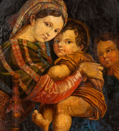 Zdjęcie nr 1: Obraz w kształcie stojącego owalu w drewnianej, profilowanej ramie. W centrum kompozycji siedzi Madonna trzymając obiema rękami na kolanach Jezusa, który jakby chowa się za nią, patrząc jenocześnie na widza. Maria została ukazana jako młoda kobieta o owalnej twarzy osadzonej na szerokiej szyi. Ma duże, ciemne oczy, wąski nos i niewielkie usta. Jest ubrana w czerwoną suknię, na ramiona ma zarzuconą ciemnozieloną chustę dekorowaną jaśniejszymi pasami z czerwonym ornamentem, przechodzącą w szeroki, złoty pas na plecach; jej nogi okrywa granatowy płaszcz. Dzieciątko kładzie łokieć na ręce Marii, nogi ma zwrócone w stronę widza. Jest ubrane w żółtą sukienkę. Za nimi, z prawej strony stoi młody św. Jan Chrzciciel. Ręce składa do modlitwy, jest ubrany w płaszcz ze skóry, lewą ręką przytrzymuje niewielki krzyżyk. Obaj chłopcy mają pełne twarze, duże, szeroko otwarte oczy i zaróżowione policzki; krótkie ciemnobrązowe włosy mają zaczesane na boki. Tło obrazu jednolite, ciemne.  