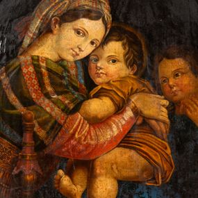 Zdjęcie nr 1: Obraz w kształcie stojącego owalu w drewnianej, profilowanej ramie. W centrum kompozycji siedzi Madonna trzymając obiema rękami na kolanach Jezusa, który jakby chowa się za nią, patrząc jenocześnie na widza. Maria została ukazana jako młoda kobieta o owalnej twarzy osadzonej na szerokiej szyi. Ma duże, ciemne oczy, wąski nos i niewielkie usta. Jest ubrana w czerwoną suknię, na ramiona ma zarzuconą ciemnozieloną chustę dekorowaną jaśniejszymi pasami z czerwonym ornamentem, przechodzącą w szeroki, złoty pas na plecach; jej nogi okrywa granatowy płaszcz. Dzieciątko kładzie łokieć na ręce Marii, nogi ma zwrócone w stronę widza. Jest ubrane w żółtą sukienkę. Za nimi, z prawej strony stoi młody św. Jan Chrzciciel. Ręce składa do modlitwy, jest ubrany w płaszcz ze skóry, lewą ręką przytrzymuje niewielki krzyżyk. Obaj chłopcy mają pełne twarze, duże, szeroko otwarte oczy i zaróżowione policzki; krótkie ciemnobrązowe włosy mają zaczesane na boki. Tło obrazu jednolite, ciemne.  