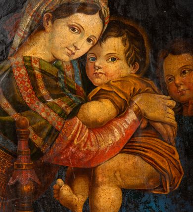 Zdjęcie nr 3: Obraz w kształcie stojącego owalu w drewnianej, profilowanej ramie. W centrum kompozycji siedzi Madonna trzymając obiema rękami na kolanach Jezusa, który jakby chowa się za nią, patrząc jenocześnie na widza. Maria została ukazana jako młoda kobieta o owalnej twarzy osadzonej na szerokiej szyi. Ma duże, ciemne oczy, wąski nos i niewielkie usta. Jest ubrana w czerwoną suknię, na ramiona ma zarzuconą ciemnozieloną chustę dekorowaną jaśniejszymi pasami z czerwonym ornamentem, przechodzącą w szeroki, złoty pas na plecach; jej nogi okrywa granatowy płaszcz. Dzieciątko kładzie łokieć na ręce Marii, nogi ma zwrócone w stronę widza. Jest ubrane w żółtą sukienkę. Za nimi, z prawej strony stoi młody św. Jan Chrzciciel. Ręce składa do modlitwy, jest ubrany w płaszcz ze skóry, lewą ręką przytrzymuje niewielki krzyżyk. Obaj chłopcy mają pełne twarze, duże, szeroko otwarte oczy i zaróżowione policzki; krótkie ciemnobrązowe włosy mają zaczesane na boki. Tło obrazu jednolite, ciemne.  