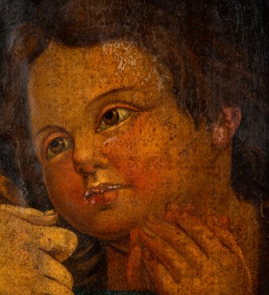 Zdjęcie nr 4: Obraz w kształcie stojącego owalu w drewnianej, profilowanej ramie. W centrum kompozycji siedzi Madonna trzymając obiema rękami na kolanach Jezusa, który jakby chowa się za nią, patrząc jenocześnie na widza. Maria została ukazana jako młoda kobieta o owalnej twarzy osadzonej na szerokiej szyi. Ma duże, ciemne oczy, wąski nos i niewielkie usta. Jest ubrana w czerwoną suknię, na ramiona ma zarzuconą ciemnozieloną chustę dekorowaną jaśniejszymi pasami z czerwonym ornamentem, przechodzącą w szeroki, złoty pas na plecach; jej nogi okrywa granatowy płaszcz. Dzieciątko kładzie łokieć na ręce Marii, nogi ma zwrócone w stronę widza. Jest ubrane w żółtą sukienkę. Za nimi, z prawej strony stoi młody św. Jan Chrzciciel. Ręce składa do modlitwy, jest ubrany w płaszcz ze skóry, lewą ręką przytrzymuje niewielki krzyżyk. Obaj chłopcy mają pełne twarze, duże, szeroko otwarte oczy i zaróżowione policzki; krótkie ciemnobrązowe włosy mają zaczesane na boki. Tło obrazu jednolite, ciemne.  