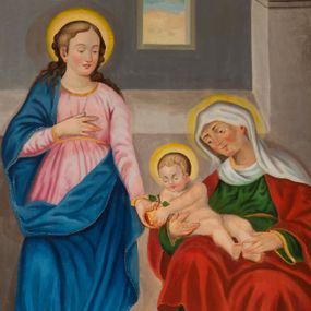 Zdjęcie nr 1: Obraz przedstawia siedzącą frontalnie św. Annę z Jezusem na kolanach i stojącą obok Matką Boską. Św. Anna ubrana w zieloną suknię i czerwony płaszcz, na głowie biały welon. Twarz św. Anny o wyostrzonych rysach, z niskim czołem, długim prostym nosem i wąskimi, drobnymi ustami, z silnie zaznaczonymi brwiami i rumieńcami na policzkach. Nagie Dzieciątko o okrągłej twarzy z krótkimi brązowymi włosami, przytrzymuje z lewą ręką jabłko podawane przez Marię. Matka Boska ukazana frontalnie, w całej postaci w kontrapoście, z prawą nogą wysuniętą do przodu i prawą ręką opartą na piersi, z lewą opuszczoną. Maria ubrana w różową, plisowaną suknię przepasaną na biodrach i niebieski płaszcz okrywający prawe ramię i dolną część ciała. Twarz oddana szkicowo z prostym nosem, delikatnymi oczami, wąskimi pełnymi wargami, włosy brązowe, długie opadające na ramiona. Wokół głów postaci świetliste nimby. Postacie ukazane wewnątrz nieokreślonego pomieszczenia z perspektywicznie oddaną posadzką, z oknem na osi. Rama drewniana, profilowana, z nałożonym motywem wieńca z liści laurowych z masy gipsowej, złocona.