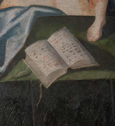 Zdjęcie nr 4: Obraz w kształcie stojącego prostokąta z wizerunkiem Maki Boskiej z Dzieciątkiem. Maria została przedstawiona w pozycji stojącej, frontalnie, przytrzymuje Dzieciątko lewą ręką, a prawą na nie wskazuje. Patrzy na widza, ma pogodny wyraz twarzy, ciemne oczy, prosty nos i małe usta. Jest ubrana w białą suknię z pasem haftu pod szyją i granatowy maforion zdobiony złotą gwiazdą na prawym ramieniu i delikatnym ornamentem na brzegach. Dzieciątko patrzy na widza, unosi prawą dłoń w geście błogosławieństwa, w lewej trzyma niebieską kulę ze złotą opaską zwieńczoną krzyżem. Ma owalną twarz z wysokim czołem, głęboko osadzonymi oczami, szerokim nosem i małymi ustami. Jest ubrane w czerwoną sukienkę i jasnobrązowy płaszcz, który owija się wokół jego prawego biodra i przechodzi przez lewą rękę, stopy ma bose. Młody Jezus stoi na stole nakrytym ciemnozieloną tkaniną. Przed nim po lewej stronie leży otwarta księga z zapisanymi stronami, po prawej patera z owocami. Nimby wyciskane, promieniste, obwiedzione kolistym otokiem, złocone. Tło również złote, wyciskane w gęsty ornament roślinno-kwiatowy, z drobnych form oplecionych wijącą się łodygą. 