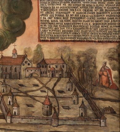 Zdjęcie nr 1: Obraz w kształcie kwadratu w profilowanej ramie ze złoconymi krawędziami. W prawym, górnym rogu umieszczono obszerny opis cudu uzdrowienia Piotra Komorowskiego oraz jego dziękczynnych planów fundacyjnych.Tekst został spisany czarną majuskułą na kremowym tle i obwiedziony czerwoną ramką. Poniżej napisu przedstawiono modlącego się fundatora, któremu ukazuje się Stanisław Kazimierczyk, a między nimi namalowano zabudowania klasztorne. Piotr Komorowski klęczy, ma ręce złożone do modlitwy, jest ubrany w jasnoczerwoną suknię i czerwony, spięty pod szyją płaszcza podbity wzorzystym materiałem. Chore oko ma przewiązane opaską. Kazimierczyk został ukazany w lewym górnym rogu, w półpostaci, z kwiatem lilii w lewej i uniesioną prawą ręką, w białej komży, czarnym mucecie i birecie na głowie; w otoku ze skłębionych, ciemnozielonych chmur. Poniżej umieszczono zespół budynków fundowanych przez Komorowskiego. W centrum obrazu kościół po lewej stronie i klasztor po prawej połączone przełączką, a przed nimi otoczony murem z basztami teren, na którym rozlokowano siedem kaplic. Trzy po lewej stronie, trzy po prawej, a między nimi jedną większą. Teren przecinają ścieżki, między nimi widać nieregularnie czarne kwadraty ziemi. Do muru, od zewnętrznej strony dobudowano niewielkie budowle, obok fundatora widoczna jest wolnostojąca kolumna. Na linii horyzontu drzewa, powyżej tło wypełnia jasnoróżowe niebo. 