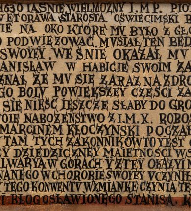 Zdjęcie nr 5: Obraz w kształcie kwadratu w profilowanej ramie ze złoconymi krawędziami. W prawym, górnym rogu umieszczono obszerny opis cudu uzdrowienia Piotra Komorowskiego oraz jego dziękczynnych planów fundacyjnych.Tekst został spisany czarną majuskułą na kremowym tle i obwiedziony czerwoną ramką. Poniżej napisu przedstawiono modlącego się fundatora, któremu ukazuje się Stanisław Kazimierczyk, a między nimi namalowano zabudowania klasztorne. Piotr Komorowski klęczy, ma ręce złożone do modlitwy, jest ubrany w jasnoczerwoną suknię i czerwony, spięty pod szyją płaszcza podbity wzorzystym materiałem. Chore oko ma przewiązane opaską. Kazimierczyk został ukazany w lewym górnym rogu, w półpostaci, z kwiatem lilii w lewej i uniesioną prawą ręką, w białej komży, czarnym mucecie i birecie na głowie; w otoku ze skłębionych, ciemnozielonych chmur. Poniżej umieszczono zespół budynków fundowanych przez Komorowskiego. W centrum obrazu kościół po lewej stronie i klasztor po prawej połączone przełączką, a przed nimi otoczony murem z basztami teren, na którym rozlokowano siedem kaplic. Trzy po lewej stronie, trzy po prawej, a między nimi jedną większą. Teren przecinają ścieżki, między nimi widać nieregularnie czarne kwadraty ziemi. Do muru, od zewnętrznej strony dobudowano niewielkie budowle, obok fundatora widoczna jest wolnostojąca kolumna. Na linii horyzontu drzewa, powyżej tło wypełnia jasnoróżowe niebo. 