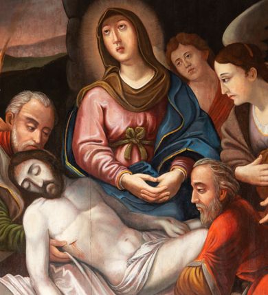 Zdjęcie nr 1: Obraz w kształcie stojącego prostokąta zamkniętego łukiem pełnym w szerokiej, gładkiej, drewnianej ramie. W centrum kompozycji martwe ciało Chrystusa składane do grobu przez dwóch mężczyzn – Józefa z Arymatei i Nikodema. Ciało ma biały kolor, głowa Chrystusa opada na prawy bark, jego ręka zwisa bezwładnie ponad krawędzią kamiennego sarkofagu, do którego opuszczane są zwłoki. Za nim, również centralnie, stoi Maria, która ma złożone ręce i wzrok wzniesiony ku górze. Ma owalną, gładką twarz o głęboko osadzonych oczach, długim wąskim nosie i niewielkich, pełnych ustach. Jest ubrana w różową suknię przewiązaną zieloną szarfą i tego samego koloru chustę na głowie. Na ramionach ma narzucony niebieski, lamowany złotem płaszcz. Ciało Zbawiciela podtrzymuje dwóch starych mężczyzn. Jeden stoi z prawej strony kompozycji, z przodu. Ma na sobie żółtą suknię spodnią i czerwoną wierzchnią rozciętą nad łokciem i na udzie. Drugi, stojący za sarkofagiem, jest ubrany w ciemnozieloną suknię spodnią, szarą wierzchnią i czerwony płaszcz. Za nim stoi chłopiec w zielonej tunice i brązowej czapce trzymający w lewej ręce zapaloną świecę. Z prawej strony obrazu, ponad mężczyzną namalowano kobietę, być może Marię Magdalenę, trzymającą w rękach zawinięte w tkaninę naczynie (?). Za nią stoi anioł w brązowej sukni. Na pierwszym planie, przed sarkofagiem widoczne od lewej strony: misa, naczynie z przykrywką, korona cierniowa i trzy gwoździe. Ponad misą napis „A(nno) D(omini) 18[4]3”, na jej brzegu „[Ren]ovata 1879”, a przed naczyniem i koroną „pinx! Grzywa [?] Grzywiński”. W lewym górnym roku widok na Golgotę z trzema krzyżami. 