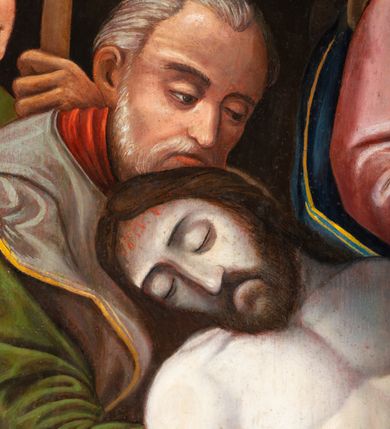 Zdjęcie nr 5: Obraz w kształcie stojącego prostokąta zamkniętego łukiem pełnym w szerokiej, gładkiej, drewnianej ramie. W centrum kompozycji martwe ciało Chrystusa składane do grobu przez dwóch mężczyzn – Józefa z Arymatei i Nikodema. Ciało ma biały kolor, głowa Chrystusa opada na prawy bark, jego ręka zwisa bezwładnie ponad krawędzią kamiennego sarkofagu, do którego opuszczane są zwłoki. Za nim, również centralnie, stoi Maria, która ma złożone ręce i wzrok wzniesiony ku górze. Ma owalną, gładką twarz o głęboko osadzonych oczach, długim wąskim nosie i niewielkich, pełnych ustach. Jest ubrana w różową suknię przewiązaną zieloną szarfą i tego samego koloru chustę na głowie. Na ramionach ma narzucony niebieski, lamowany złotem płaszcz. Ciało Zbawiciela podtrzymuje dwóch starych mężczyzn. Jeden stoi z prawej strony kompozycji, z przodu. Ma na sobie żółtą suknię spodnią i czerwoną wierzchnią rozciętą nad łokciem i na udzie. Drugi, stojący za sarkofagiem, jest ubrany w ciemnozieloną suknię spodnią, szarą wierzchnią i czerwony płaszcz. Za nim stoi chłopiec w zielonej tunice i brązowej czapce trzymający w lewej ręce zapaloną świecę. Z prawej strony obrazu, ponad mężczyzną namalowano kobietę, być może Marię Magdalenę, trzymającą w rękach zawinięte w tkaninę naczynie (?). Za nią stoi anioł w brązowej sukni. Na pierwszym planie, przed sarkofagiem widoczne od lewej strony: misa, naczynie z przykrywką, korona cierniowa i trzy gwoździe. Ponad misą napis „A(nno) D(omini) 18[4]3”, na jej brzegu „[Ren]ovata 1879”, a przed naczyniem i koroną „pinx! Grzywa [?] Grzywiński”. W lewym górnym roku widok na Golgotę z trzema krzyżami. 