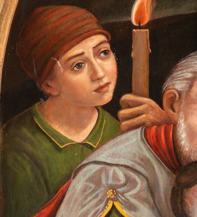 Zdjęcie nr 6: Obraz w kształcie stojącego prostokąta zamkniętego łukiem pełnym w szerokiej, gładkiej, drewnianej ramie. W centrum kompozycji martwe ciało Chrystusa składane do grobu przez dwóch mężczyzn – Józefa z Arymatei i Nikodema. Ciało ma biały kolor, głowa Chrystusa opada na prawy bark, jego ręka zwisa bezwładnie ponad krawędzią kamiennego sarkofagu, do którego opuszczane są zwłoki. Za nim, również centralnie, stoi Maria, która ma złożone ręce i wzrok wzniesiony ku górze. Ma owalną, gładką twarz o głęboko osadzonych oczach, długim wąskim nosie i niewielkich, pełnych ustach. Jest ubrana w różową suknię przewiązaną zieloną szarfą i tego samego koloru chustę na głowie. Na ramionach ma narzucony niebieski, lamowany złotem płaszcz. Ciało Zbawiciela podtrzymuje dwóch starych mężczyzn. Jeden stoi z prawej strony kompozycji, z przodu. Ma na sobie żółtą suknię spodnią i czerwoną wierzchnią rozciętą nad łokciem i na udzie. Drugi, stojący za sarkofagiem, jest ubrany w ciemnozieloną suknię spodnią, szarą wierzchnią i czerwony płaszcz. Za nim stoi chłopiec w zielonej tunice i brązowej czapce trzymający w lewej ręce zapaloną świecę. Z prawej strony obrazu, ponad mężczyzną namalowano kobietę, być może Marię Magdalenę, trzymającą w rękach zawinięte w tkaninę naczynie (?). Za nią stoi anioł w brązowej sukni. Na pierwszym planie, przed sarkofagiem widoczne od lewej strony: misa, naczynie z przykrywką, korona cierniowa i trzy gwoździe. Ponad misą napis „A(nno) D(omini) 18[4]3”, na jej brzegu „[Ren]ovata 1879”, a przed naczyniem i koroną „pinx! Grzywa [?] Grzywiński”. W lewym górnym roku widok na Golgotę z trzema krzyżami. 