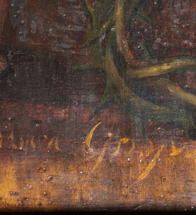 Zdjęcie nr 10: Obraz w kształcie stojącego prostokąta zamkniętego łukiem pełnym w szerokiej, gładkiej, drewnianej ramie. W centrum kompozycji martwe ciało Chrystusa składane do grobu przez dwóch mężczyzn – Józefa z Arymatei i Nikodema. Ciało ma biały kolor, głowa Chrystusa opada na prawy bark, jego ręka zwisa bezwładnie ponad krawędzią kamiennego sarkofagu, do którego opuszczane są zwłoki. Za nim, również centralnie, stoi Maria, która ma złożone ręce i wzrok wzniesiony ku górze. Ma owalną, gładką twarz o głęboko osadzonych oczach, długim wąskim nosie i niewielkich, pełnych ustach. Jest ubrana w różową suknię przewiązaną zieloną szarfą i tego samego koloru chustę na głowie. Na ramionach ma narzucony niebieski, lamowany złotem płaszcz. Ciało Zbawiciela podtrzymuje dwóch starych mężczyzn. Jeden stoi z prawej strony kompozycji, z przodu. Ma na sobie żółtą suknię spodnią i czerwoną wierzchnią rozciętą nad łokciem i na udzie. Drugi, stojący za sarkofagiem, jest ubrany w ciemnozieloną suknię spodnią, szarą wierzchnią i czerwony płaszcz. Za nim stoi chłopiec w zielonej tunice i brązowej czapce trzymający w lewej ręce zapaloną świecę. Z prawej strony obrazu, ponad mężczyzną namalowano kobietę, być może Marię Magdalenę, trzymającą w rękach zawinięte w tkaninę naczynie (?). Za nią stoi anioł w brązowej sukni. Na pierwszym planie, przed sarkofagiem widoczne od lewej strony: misa, naczynie z przykrywką, korona cierniowa i trzy gwoździe. Ponad misą napis „A(nno) D(omini) 18[4]3”, na jej brzegu „[Ren]ovata 1879”, a przed naczyniem i koroną „pinx! Grzywa [?] Grzywiński”. W lewym górnym roku widok na Golgotę z trzema krzyżami. 